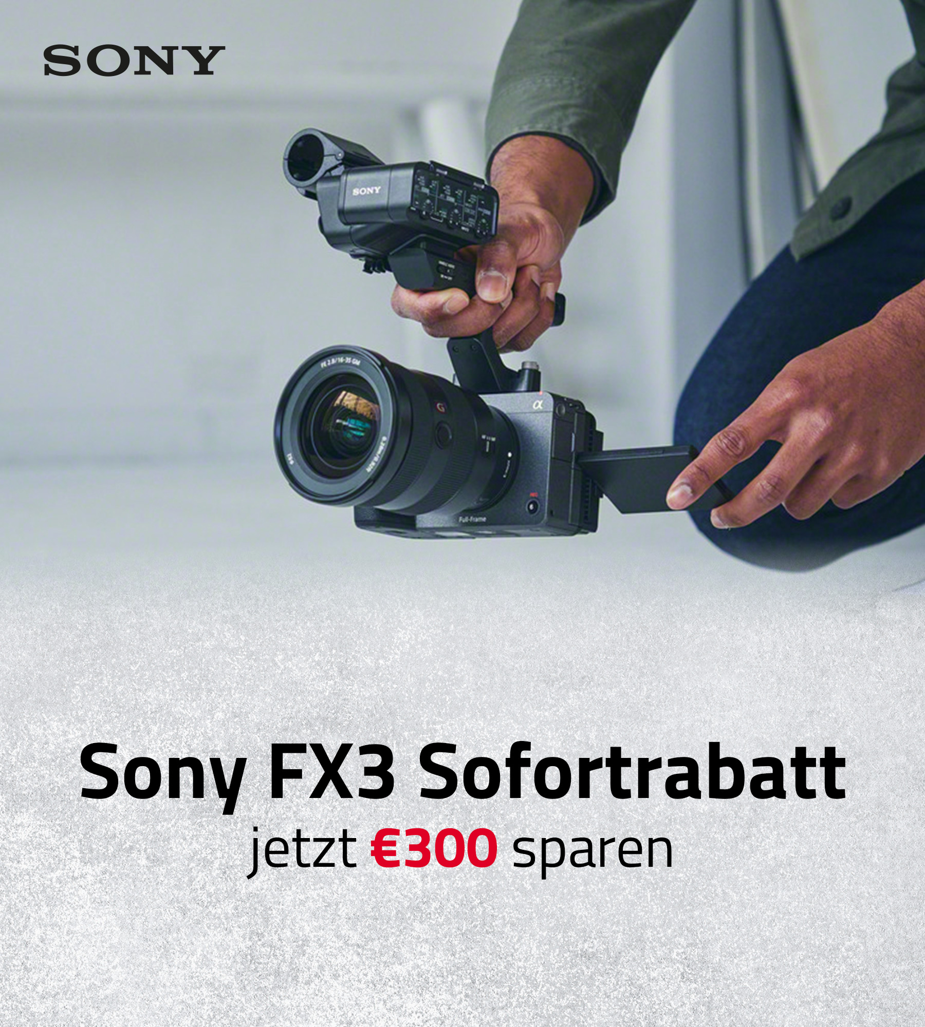 Sony FX3 Kamera mit Objektiv und Zubehör in seitlicher Ansicht, Banner mit Hinweis auf Sofortrabatt von 300 Euro