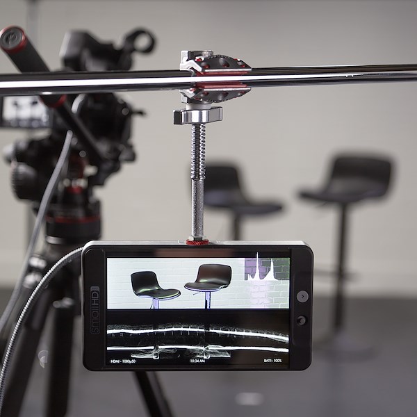 Manfrotto 2" Mikro Schraubzwinge mit Backen, Anwendungsbeispiel hängend mit Smartphone