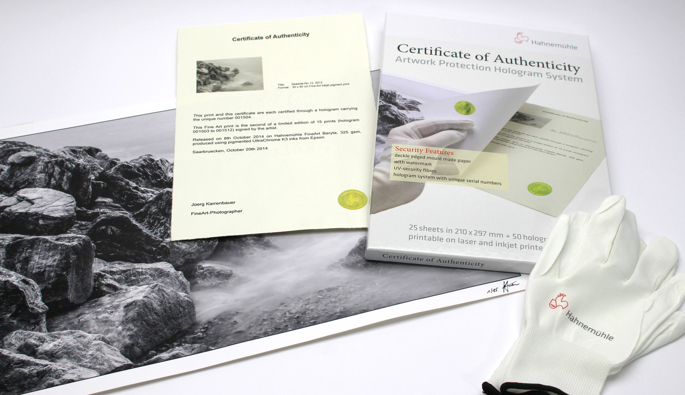 Echtheitszertifikat A4 / 25 Blatt Hahnemühle Echtheitszertifikat Verpackung liegend auf Schwarz Weiss Foto
