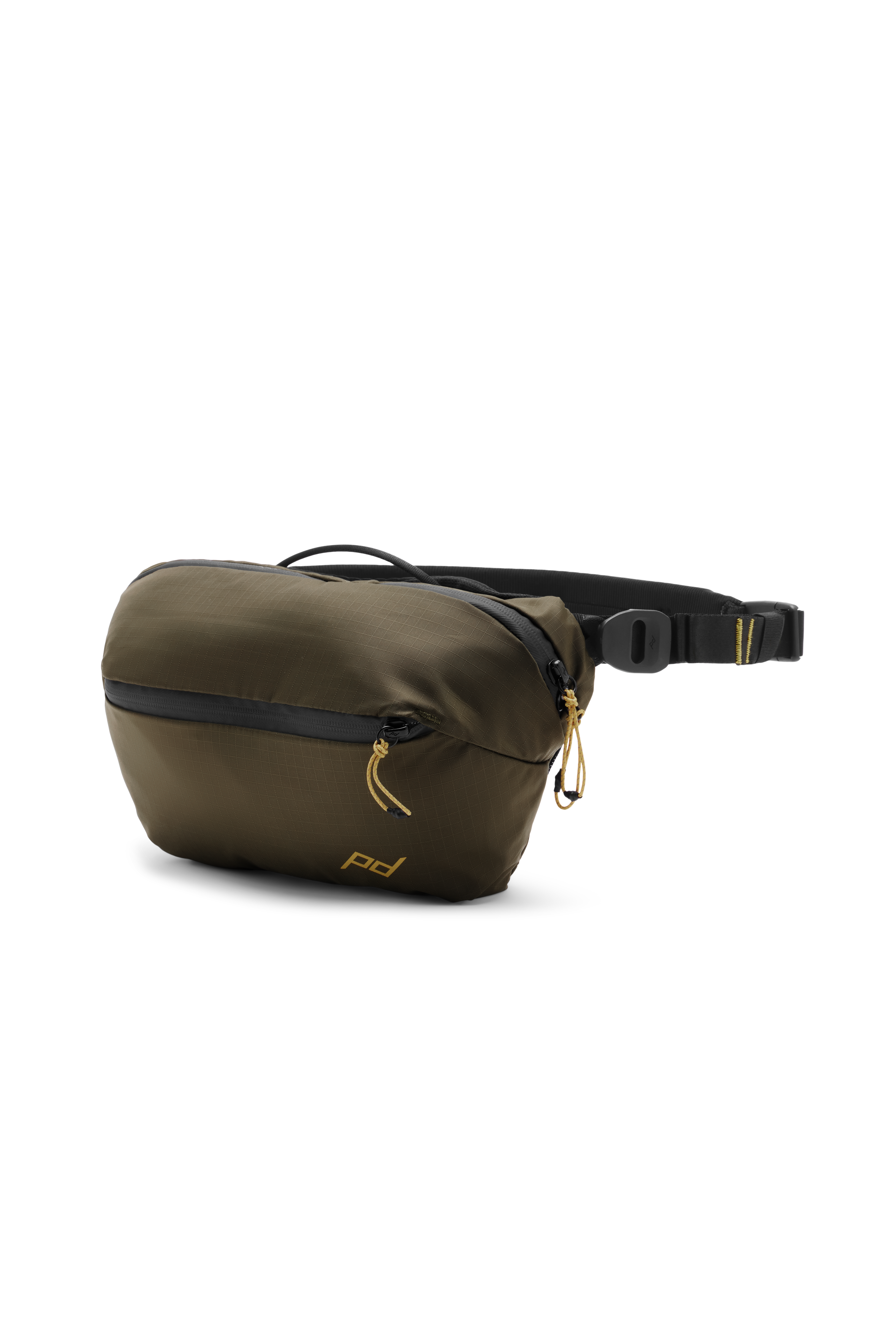 Peak Design Outdoor Sling 4L (kelp) – schräge Ansicht mit verstellbarem Gurt, Schnallenverschluss und Frontfach