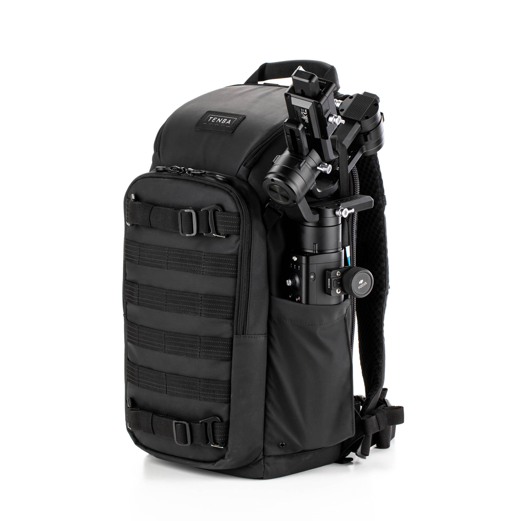 Axis V2 16L Rucksack (schwarz) Tenba Axis V2 16L Rucksack in der Farbe Schwarz, Frontalansicht leicht schräg rechts mit Stativ auf Rechter Seite