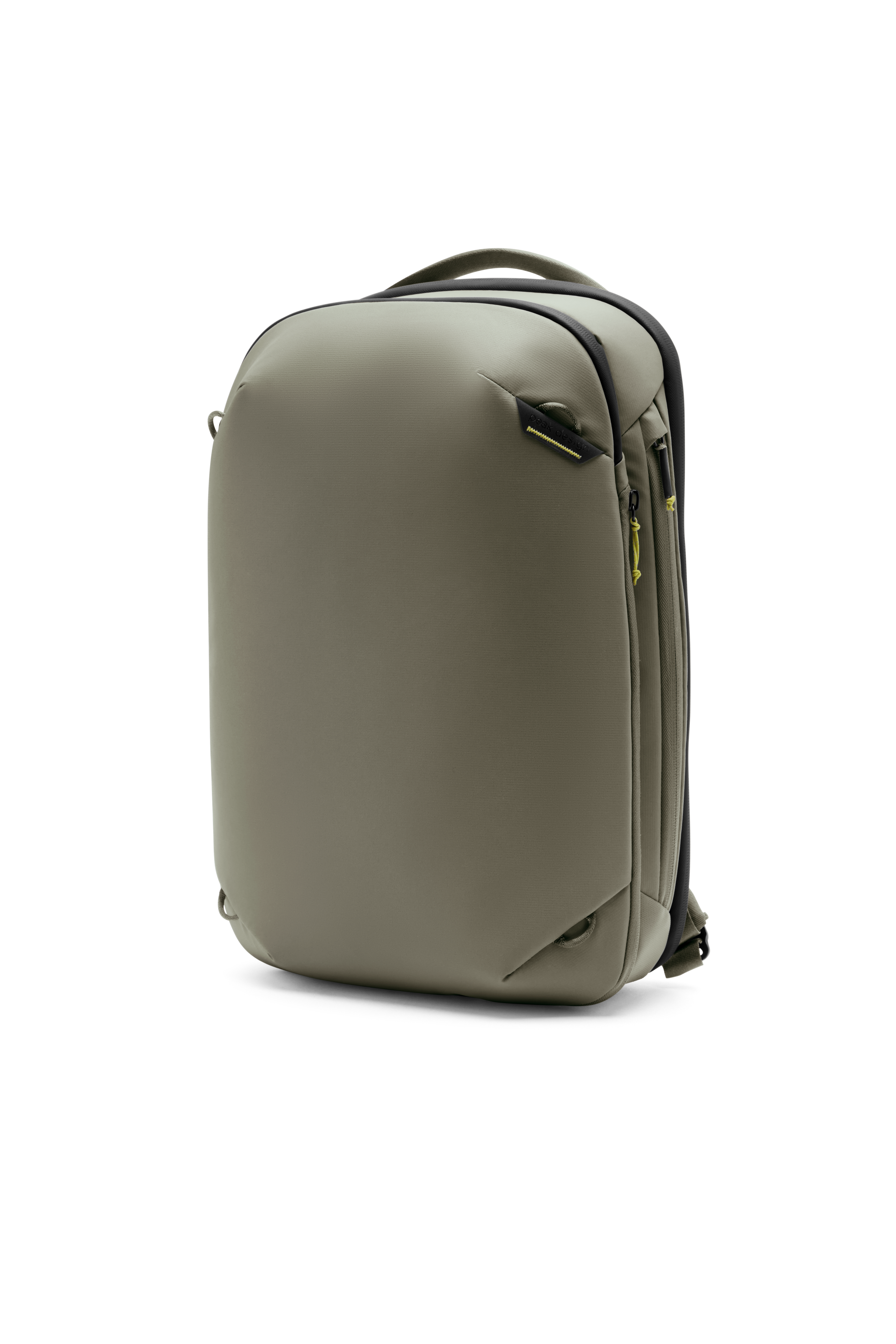 Peak Design Travel Backpack 20L in Stone, schräge Vorderansicht mit schlankem Design und umlaufendem Reißverschluss