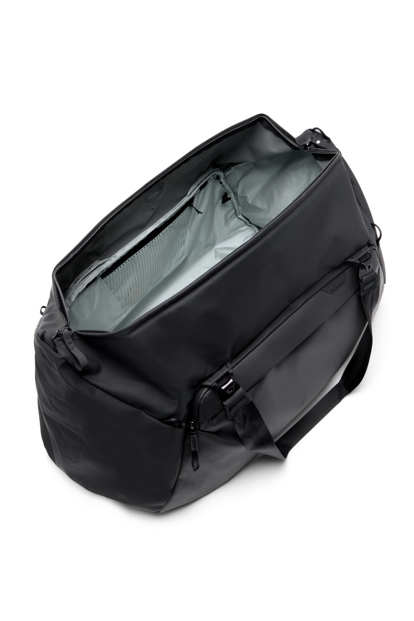 Travel Duffel 80L Reisetasche (Schwarz) Peak Design Travel Duffel in der Farbe Schwarz mit 80L, Close Up einer Außentasche