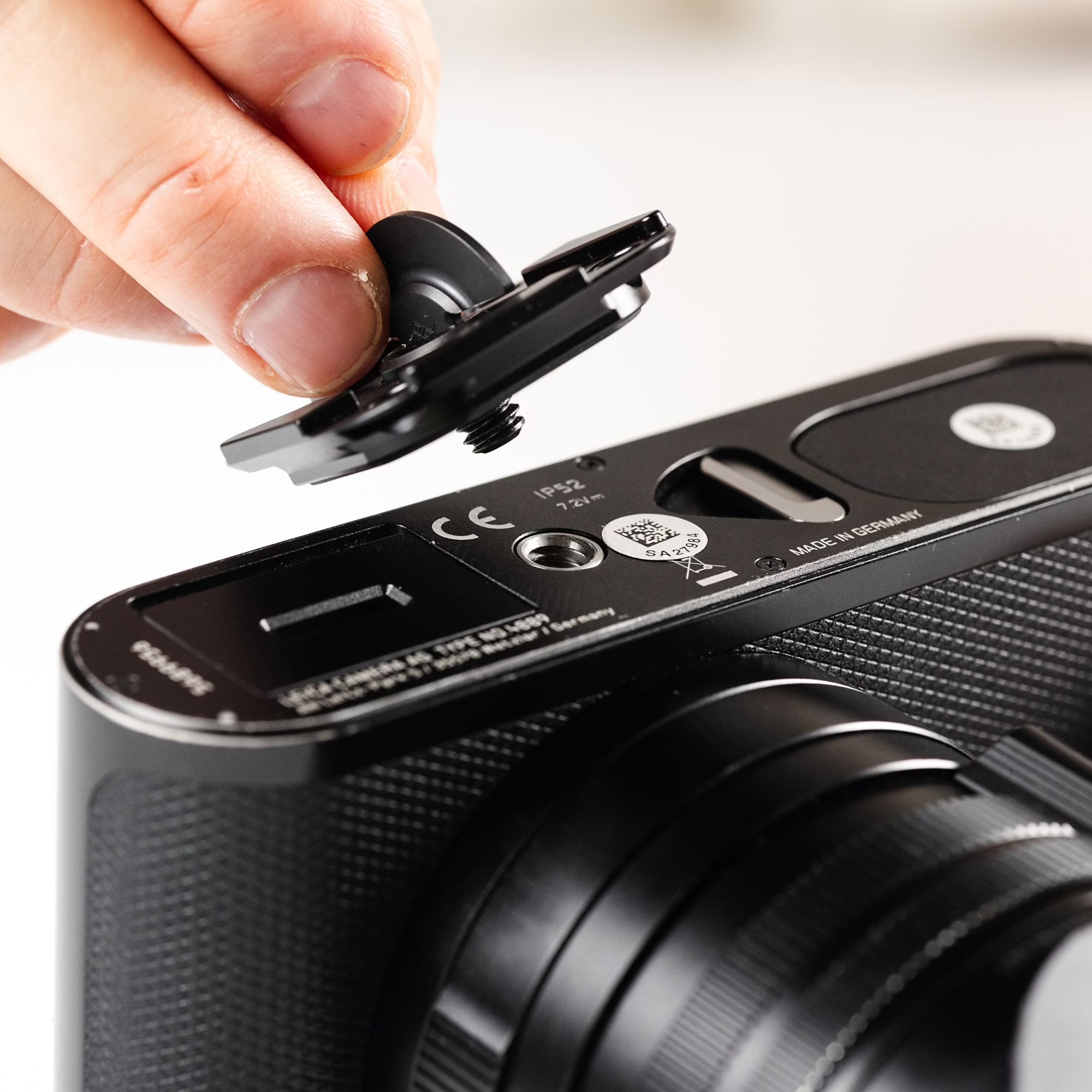 Field Plate - Arca-Schnellwechselplatte mit integrierter Schraubhilfe Peak Design Field Plate – Montage an der Kamerabasis über 1/4-Zoll-Gewinde