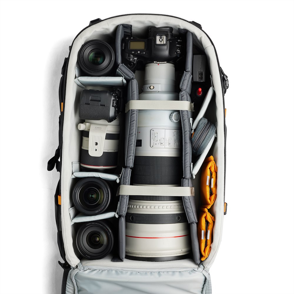 Lowepro Pro Trekker BP 650 AW II – Innenansicht mit eingesetzter Kamera, Teleobjektiv und Zubehör im Hauptfach