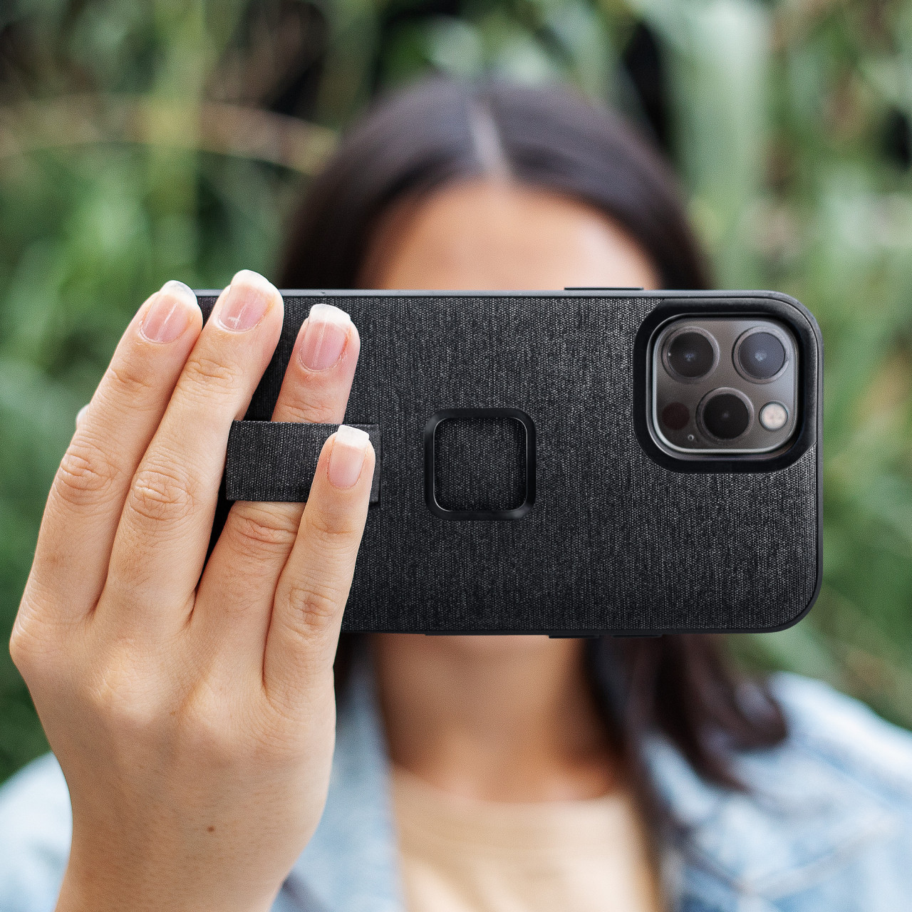 Everyday Case iPhone 13 Pro (Dunkelgrau + Fingerschlaufe) Everyday Case iPhone 13 Pro (Dunkelgrau + Fingerschlaufe)