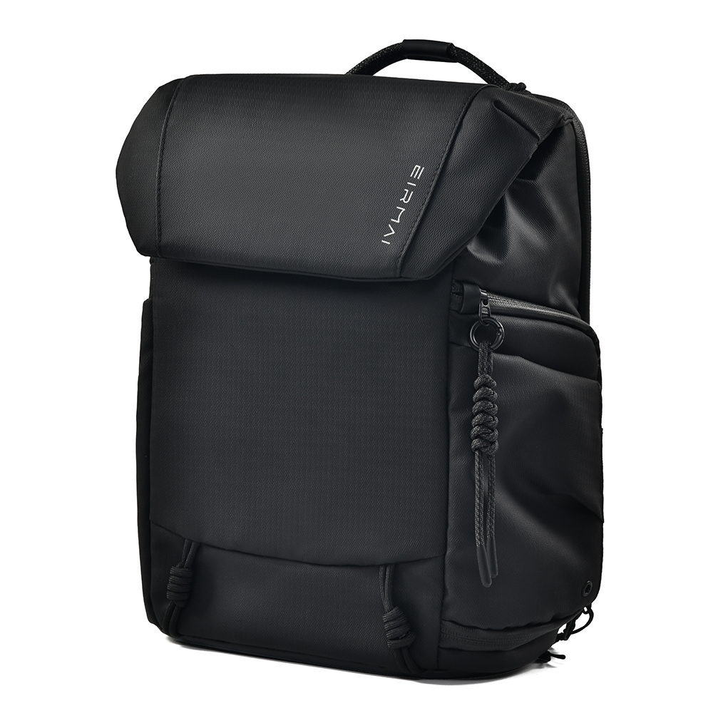 Eirmai F3D Lite Black Kamerarucksack in schwarzer Ausführung, Vorderansicht mit geschlossener Klappe und kompakter Form