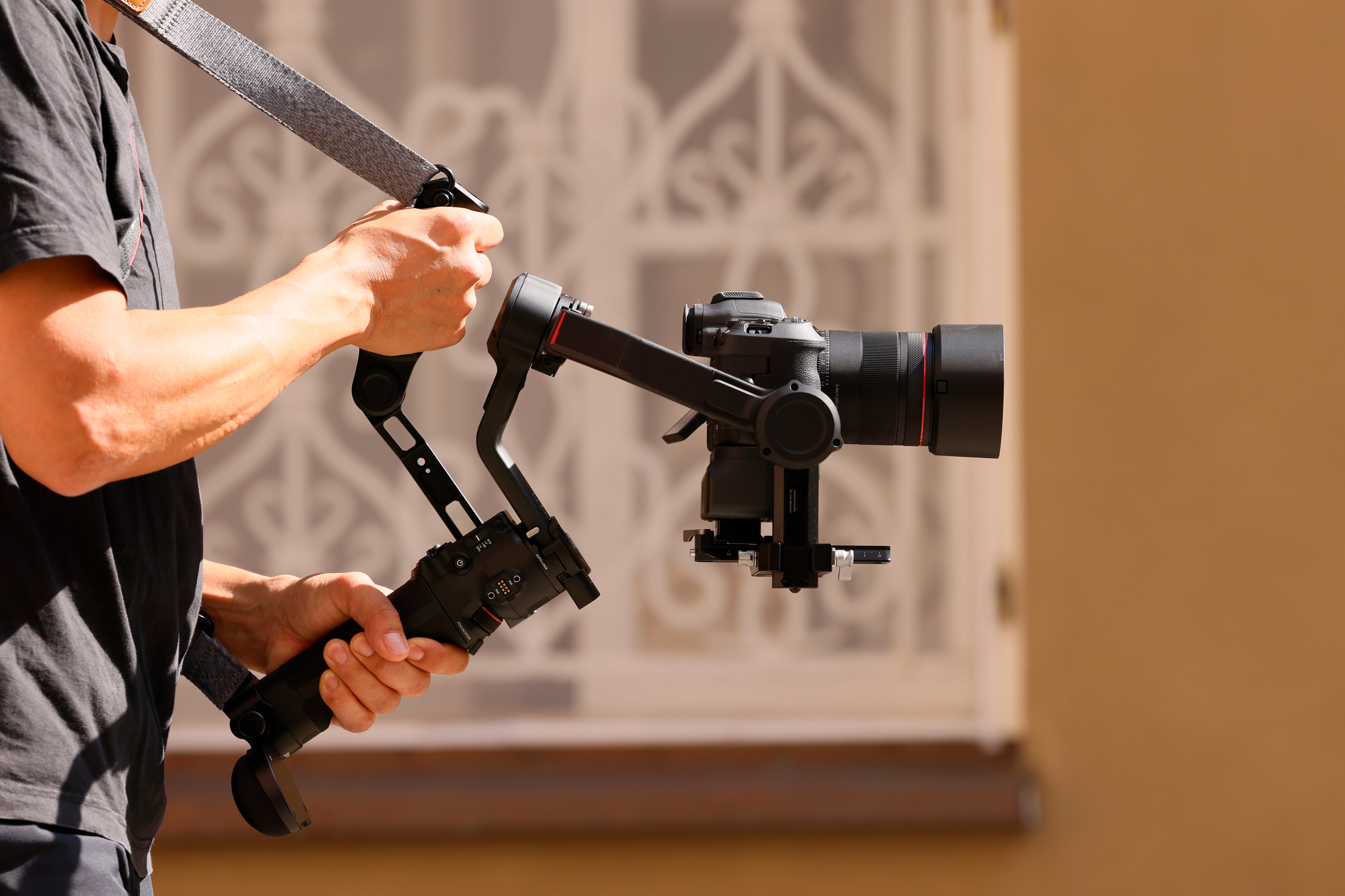 Canon EOS R6 mit RF Objektiv auf motorisiertem Gimbal für stabilisierte Videoaufnahmen im Außeneinsatz