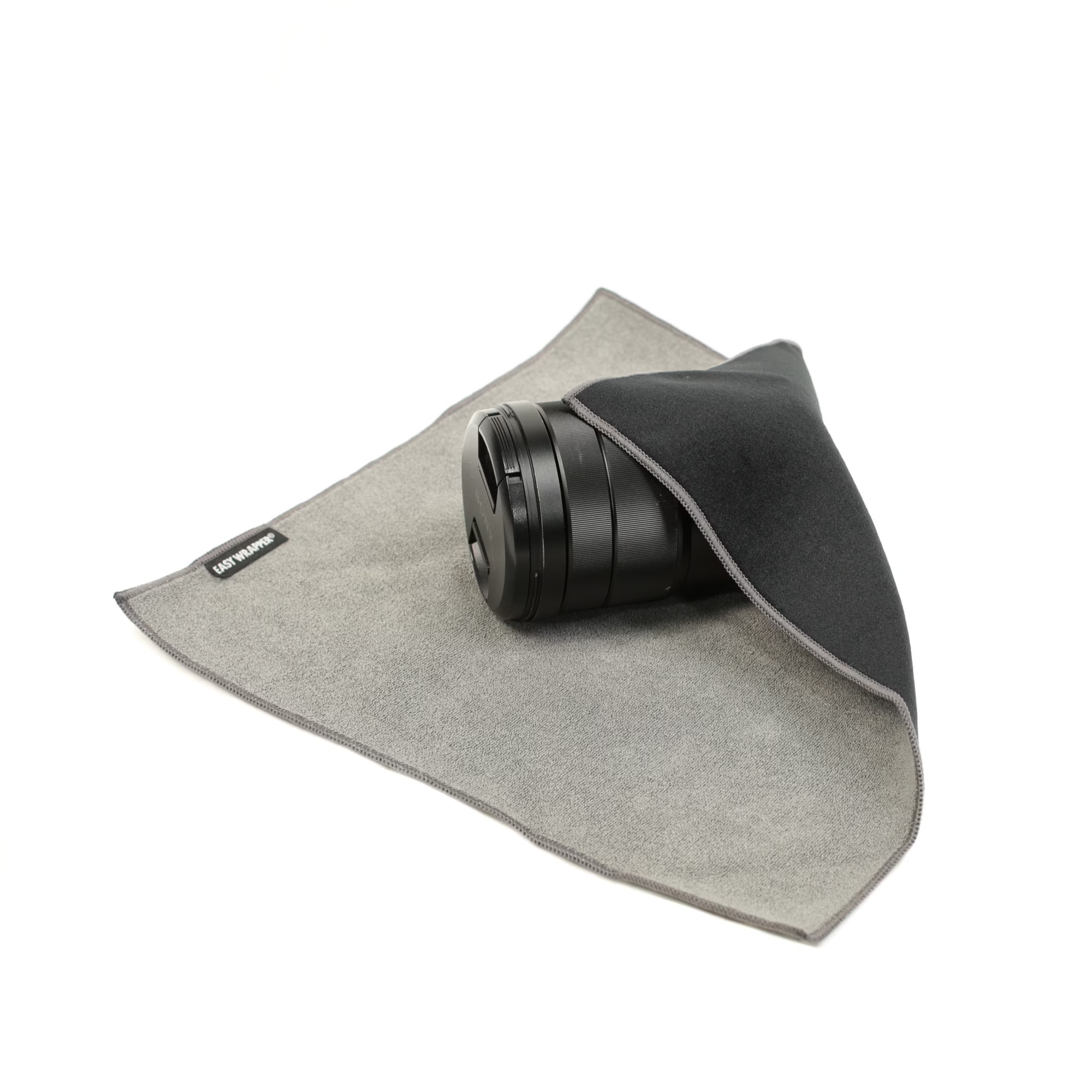 Easy Wrapper selbsthaftendes Einschlagtuch Größe S in Schwarz, schräge Ansicht mit eingeschlagenem Objekt zur Schutzanwendung