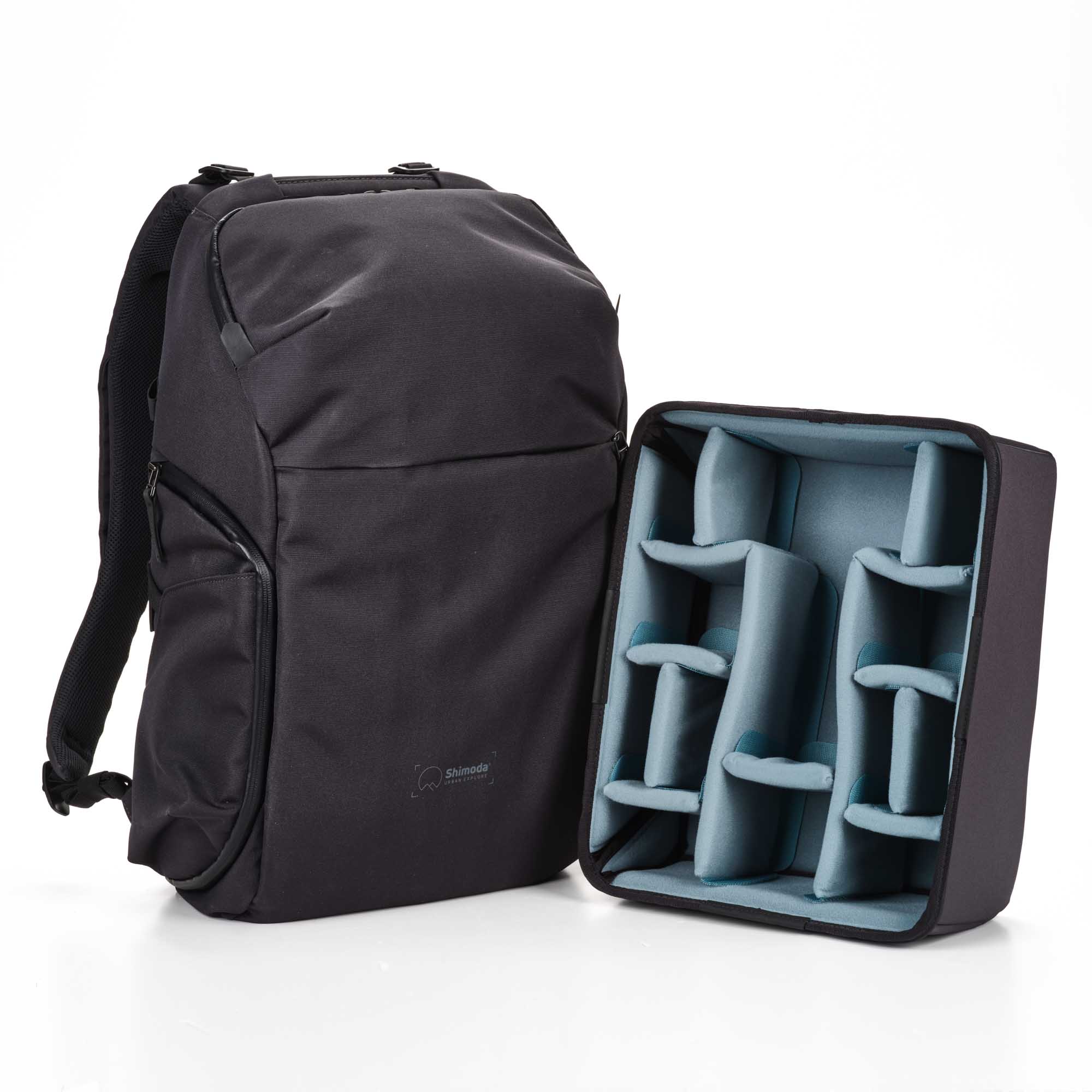 Shimoda Designs Explore 30 Rucksack in Anthrazit, Frontal lins mit Camera Cube Insert rechts daneben