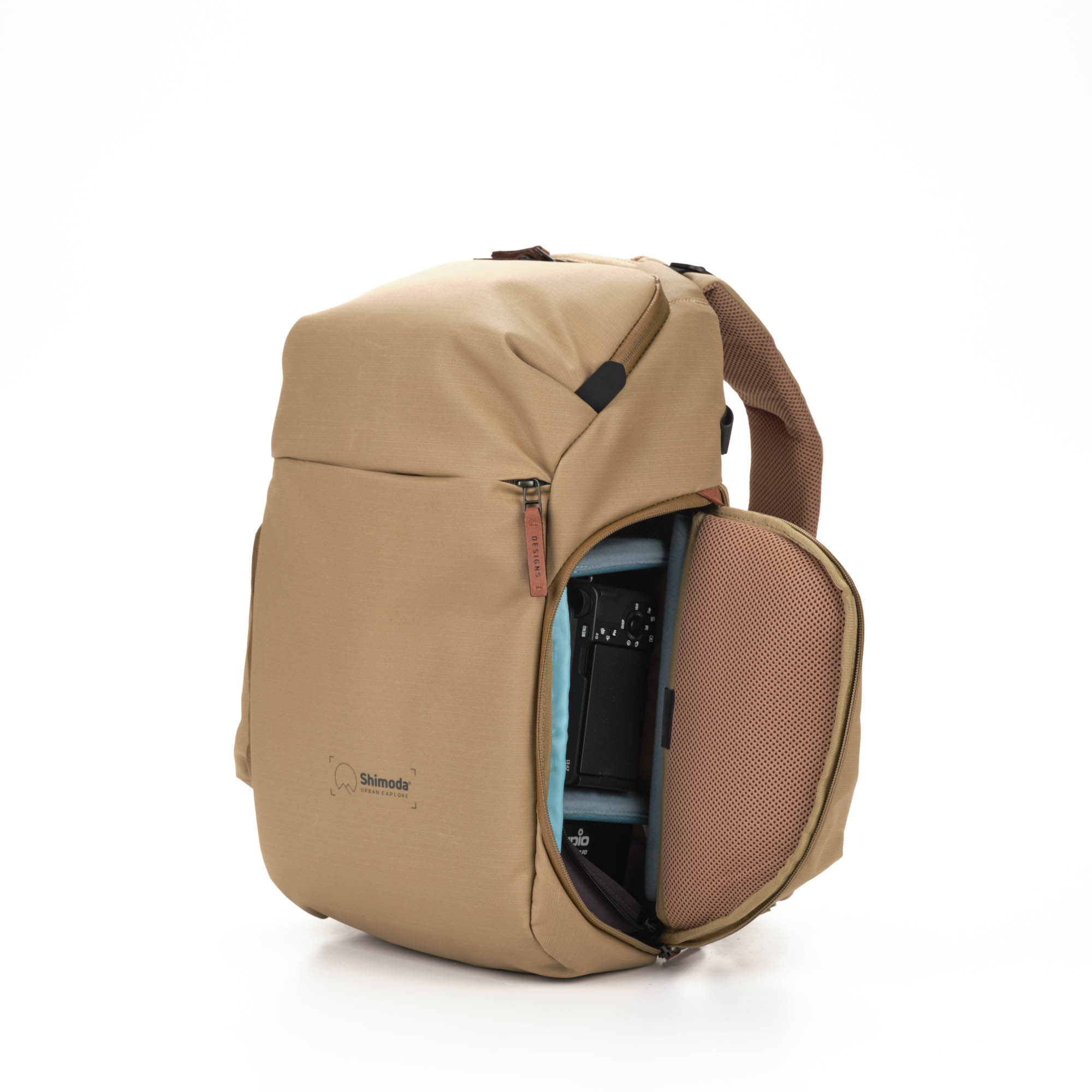 Shimoda Designs Explore 20 Rucksack in Beige, Frontal rechts mit geöffneter Seitentasche