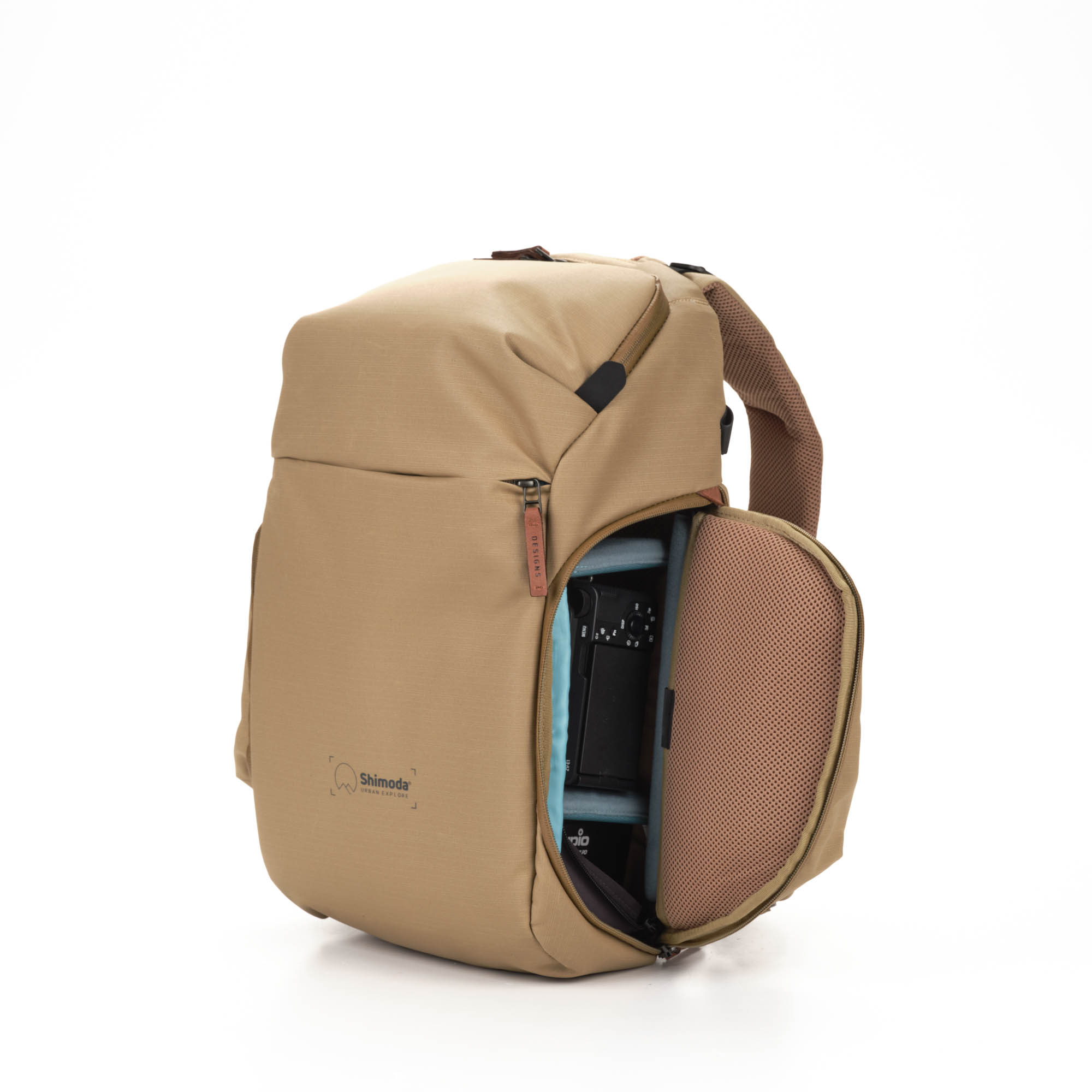 Urban Explore 20 (beige) Shimoda Designs Explore 20 Rucksack in Beige, Frontal rechts mit geöffneter Seitentasche