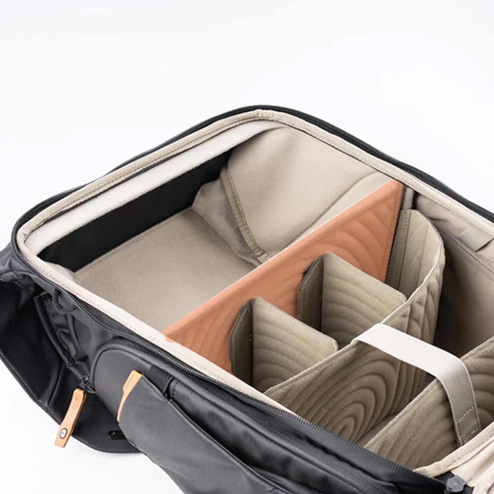 PGYTECH OneGo 2 Backpack 25L in Schwarz mit gepolsterten, flexibel anpassbaren Inneneinteilern.