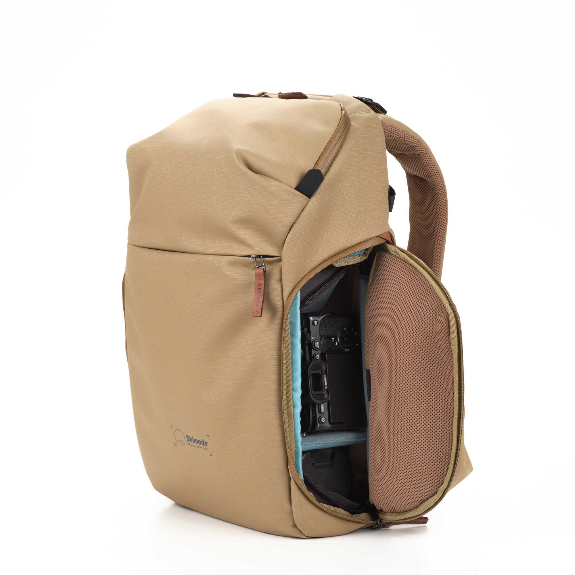 Shimoda Designs Explore 25 Rucksack in Beige, Frontal Rechts mit geöffneter Seitentasche