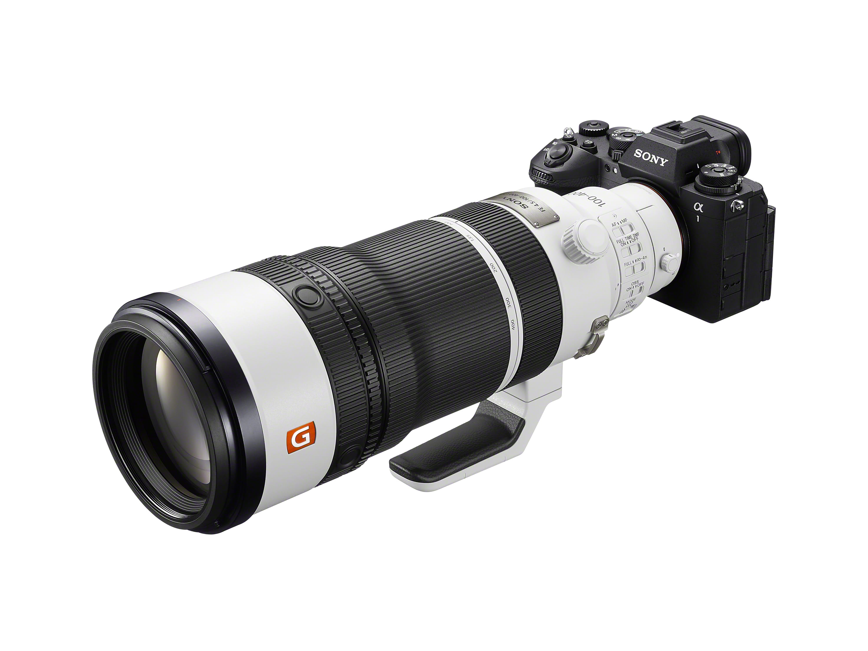 Sony FE 100–400mm F4.5 GM OSS an spiegelloser Sony Kamera in schräger Produktansicht