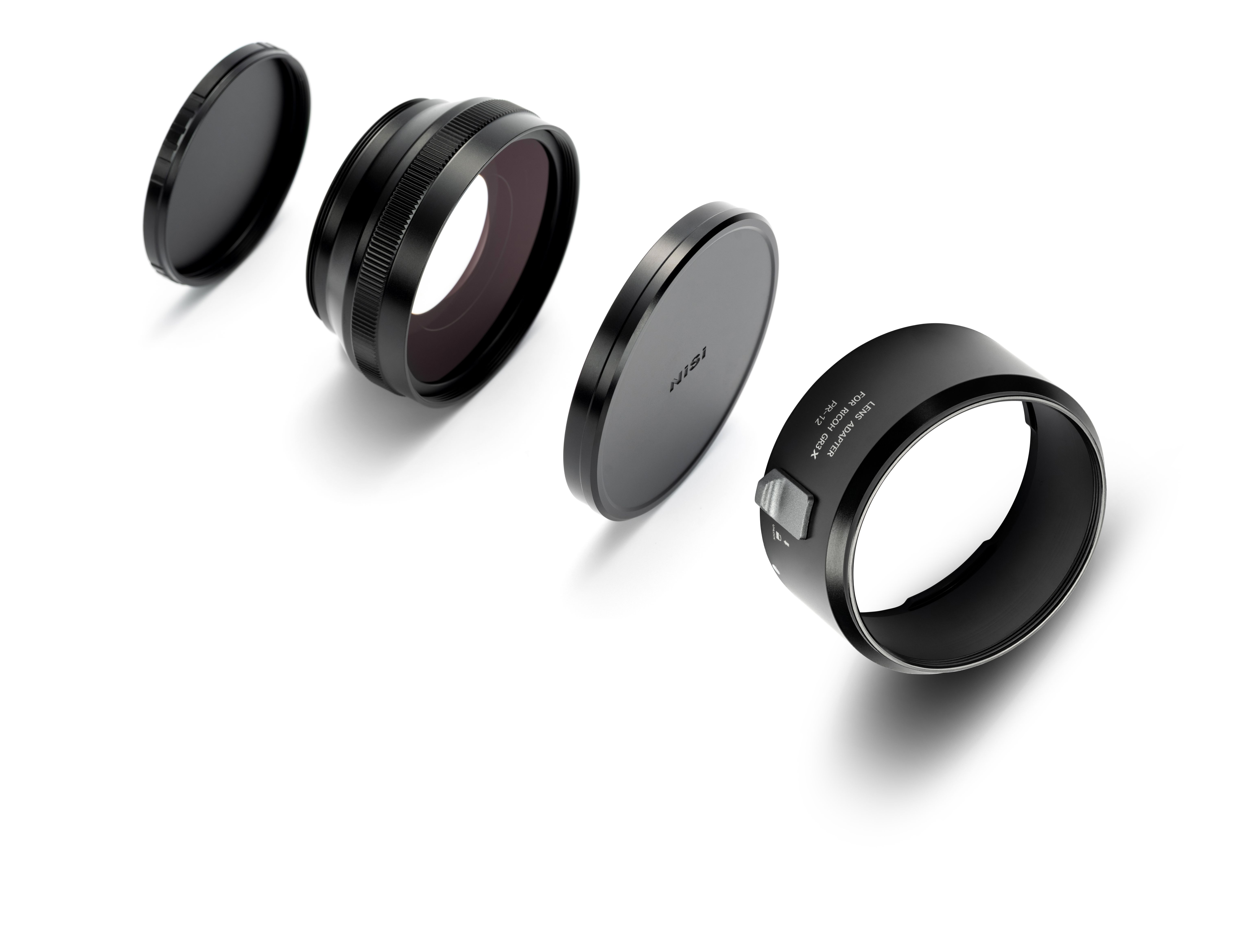 NiSi 0,78x Weitwinkel Konverter Kit für Ricoh GR IIIx – Lieferumfang mit Vorsatzlinse, Adapter und Schutzdeckeln in Explosionsansicht