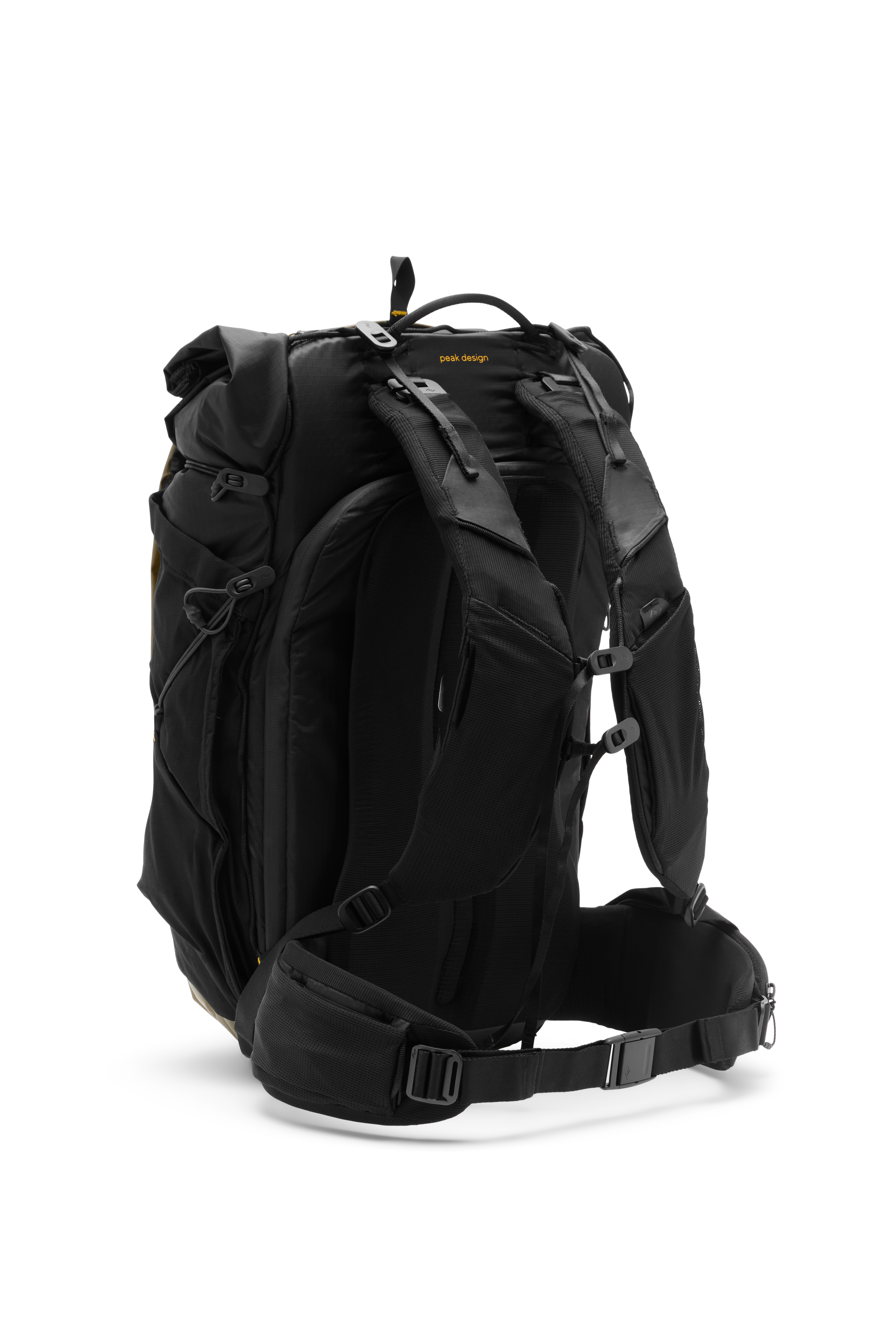 Peak Design Outdoor Backpack 45L (kelp) – schräge Rückansicht mit Hüftgurt und strukturiertem Rückenbereich