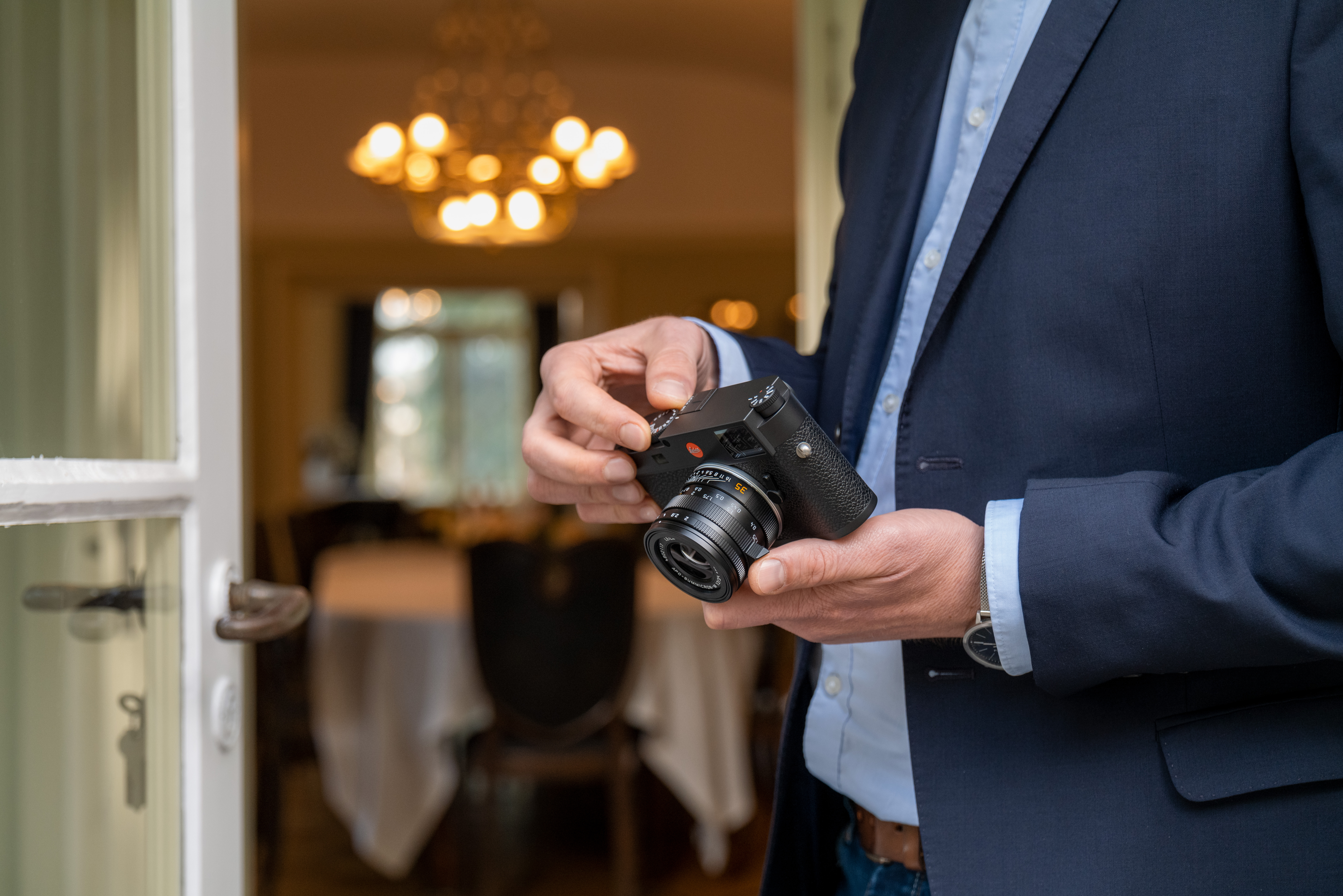Leica Q Kamera in der Hand – Bedienung der Kompaktkamera durch Nutzer im Innenbereich