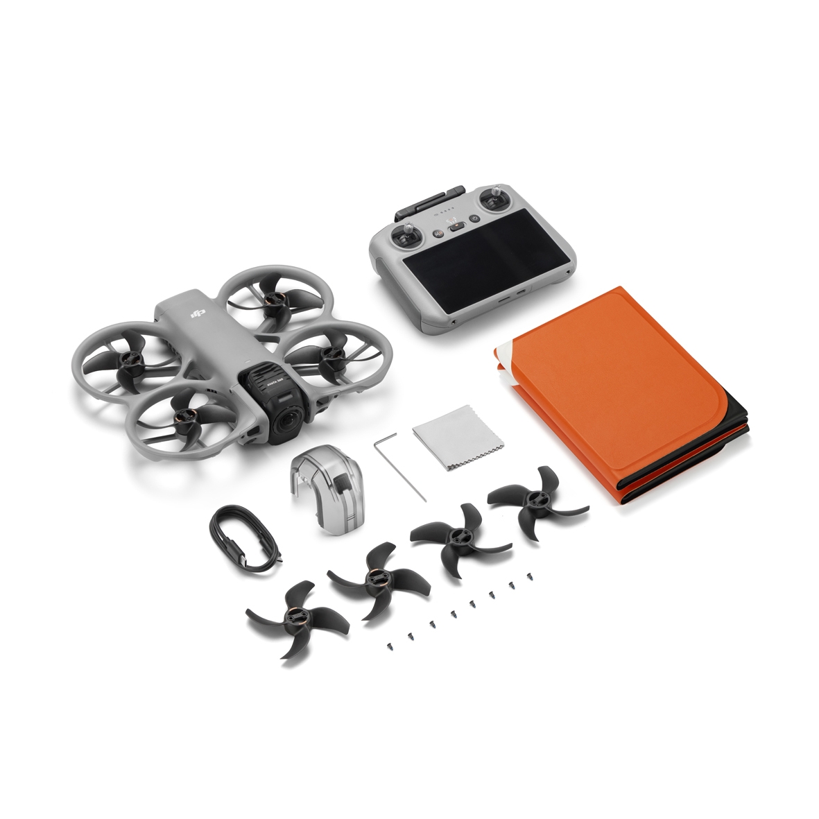 DJI Avata 360 mit RC 2 – schräge Ansicht von Drohne, Fernsteuerung und Zubehör im Set