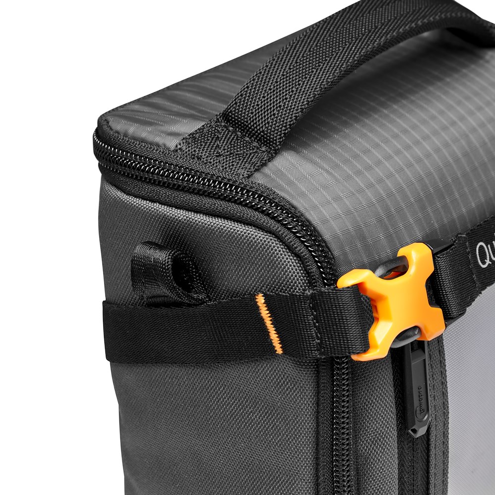 Lowepro GearUp Creator Box M II Detailansicht von Reißverschluss, Tragegriff und Schnellverschluss außen