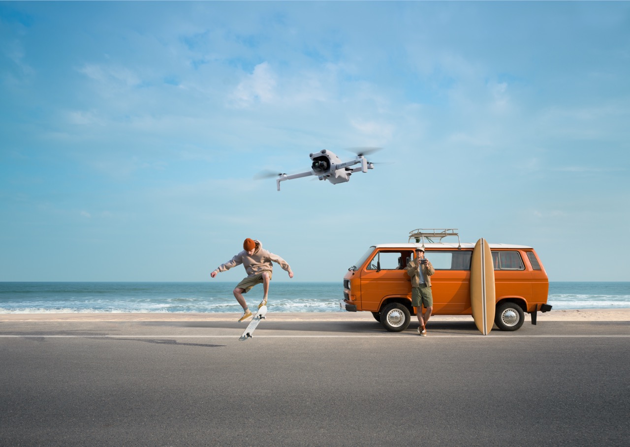 DJI Lito Serie Drohne – Einsatz am Strand mit fliegender Drohne, Van und Person auf Straße in Küstenumgebung