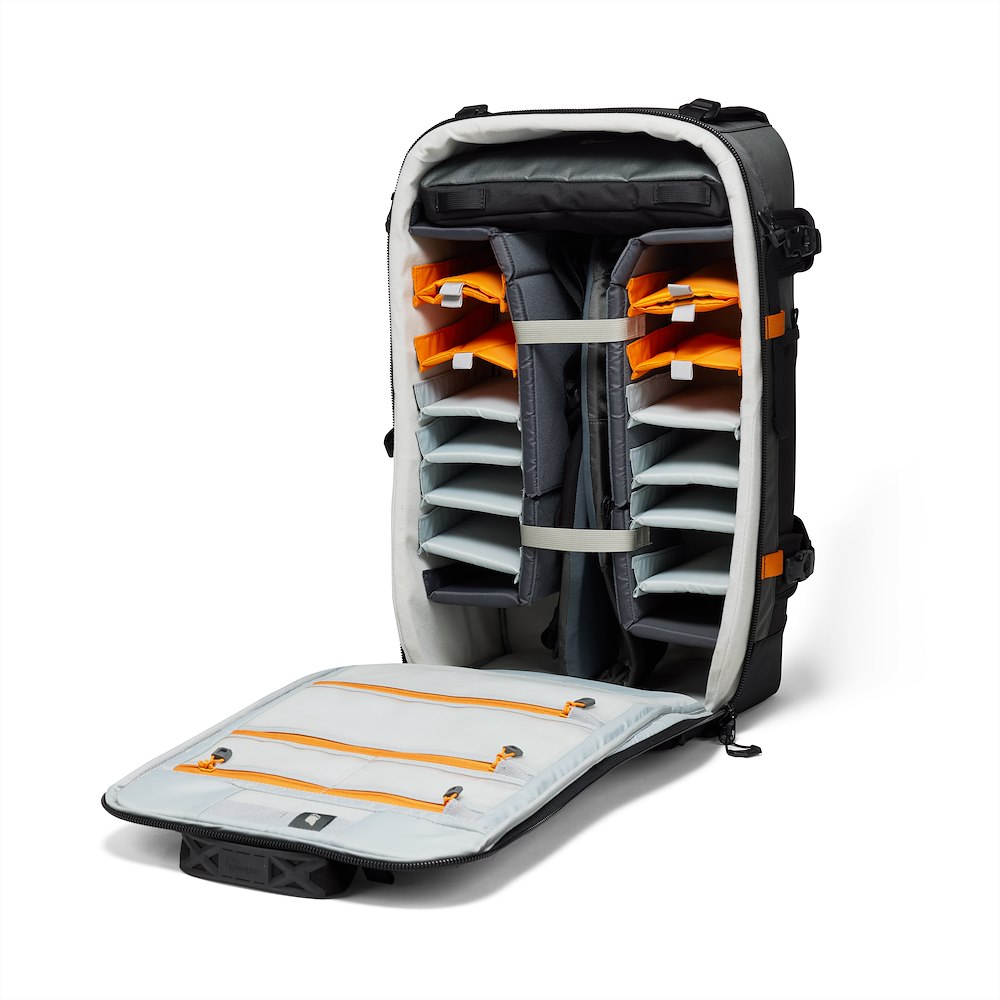 Lowepro Pro Trekker BP 650 AW II – geöffnete Innenansicht mit leerem Hauptfach und flexibel anpassbaren Trennwänden