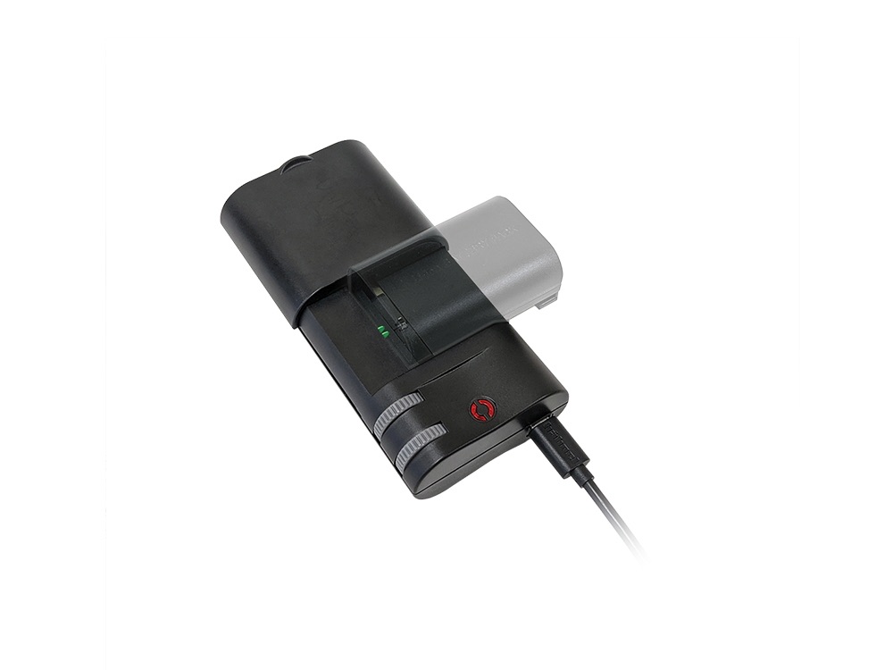 Hähnel UniPal Mini II Universal-Ladegerät mit eingesetztem Kameraakku und angeschlossenem Ladekabel im Detail