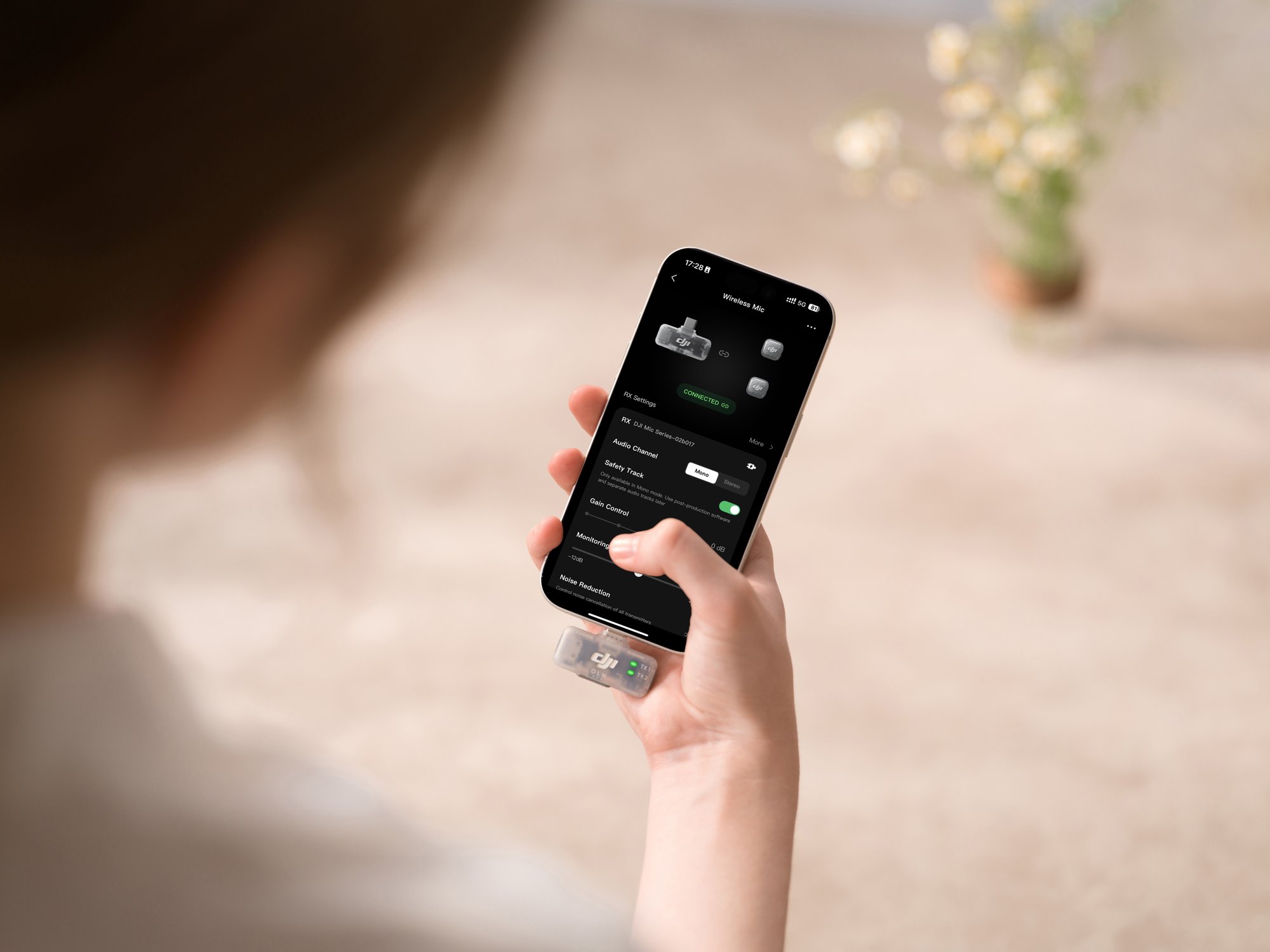 DJI Mic Mini 2S mit mobilem Empfänger bei der Steuerung über die DJI Mimo App auf einem Smartphone.