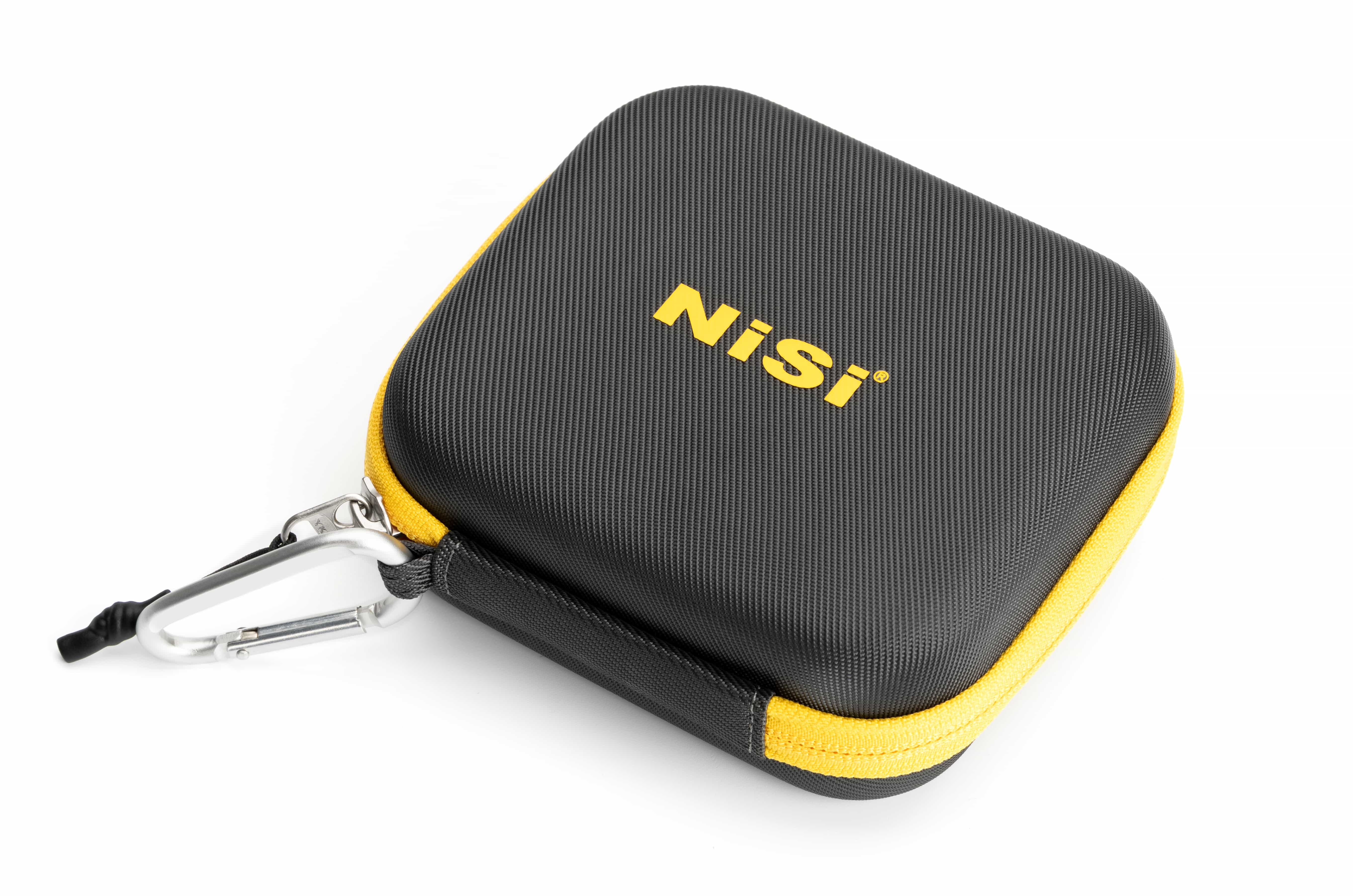 NiSi Caddy III Filteretui in Vorderansicht mit Hartschale, Reißverschluss und Karabiner zur Befestigung.