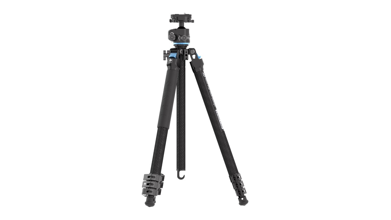 Sirui L-224F Carbon Stativ mit KS10 – schräge Ansicht mit verlängerter Mittelsäule und Kugelkopf