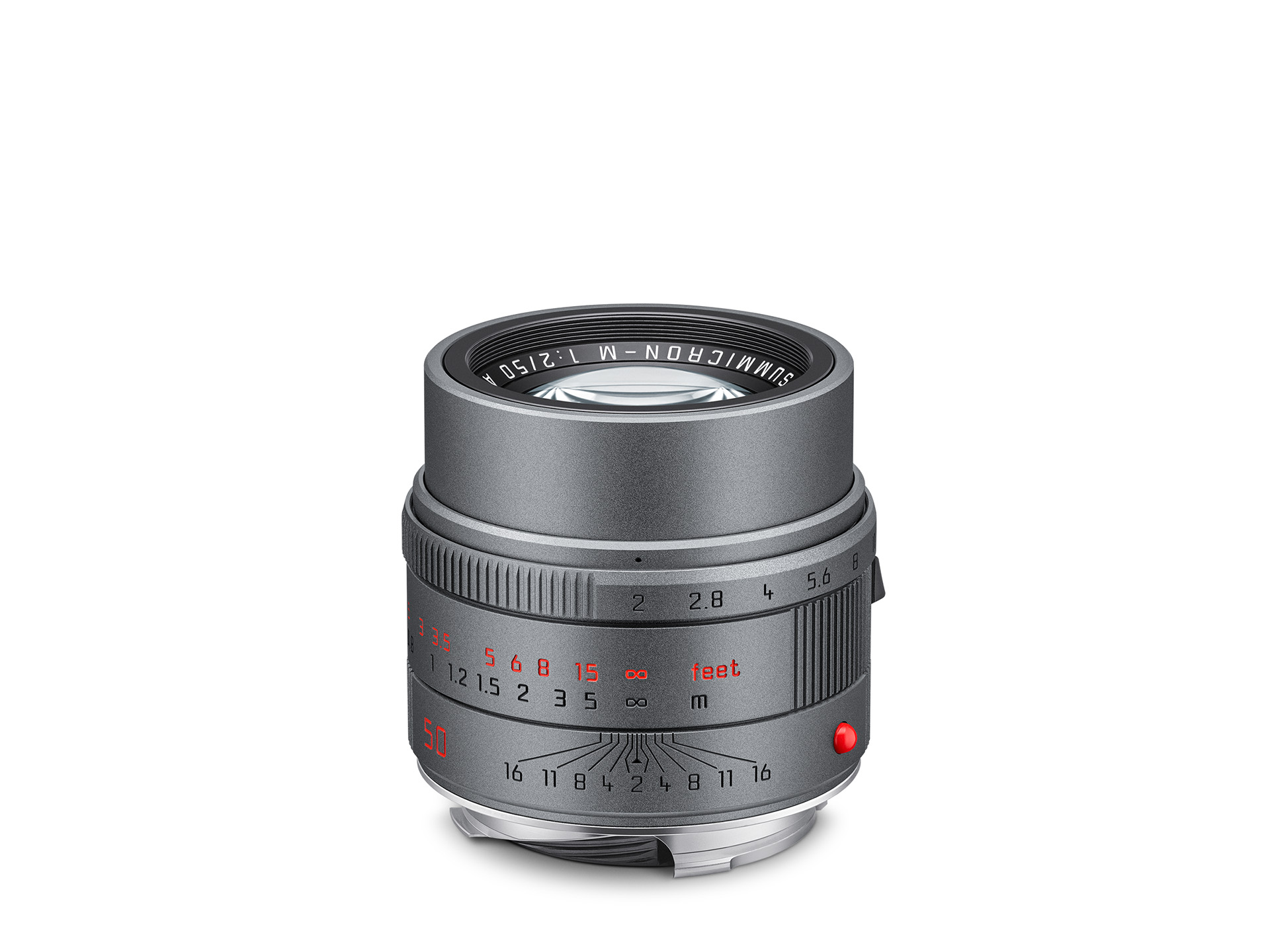 APO-Summicron-M 50mm f/2 ASPH in Metal Gray aus schräger Perspektive mit Fokus- und Blendenring