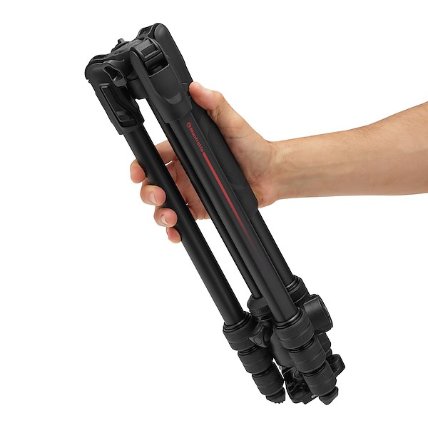 Manfrotto Befree Advanced AS Twist Alu-Stativ, Zusammengeklappt und eingefahren in einer Hand gehalten
