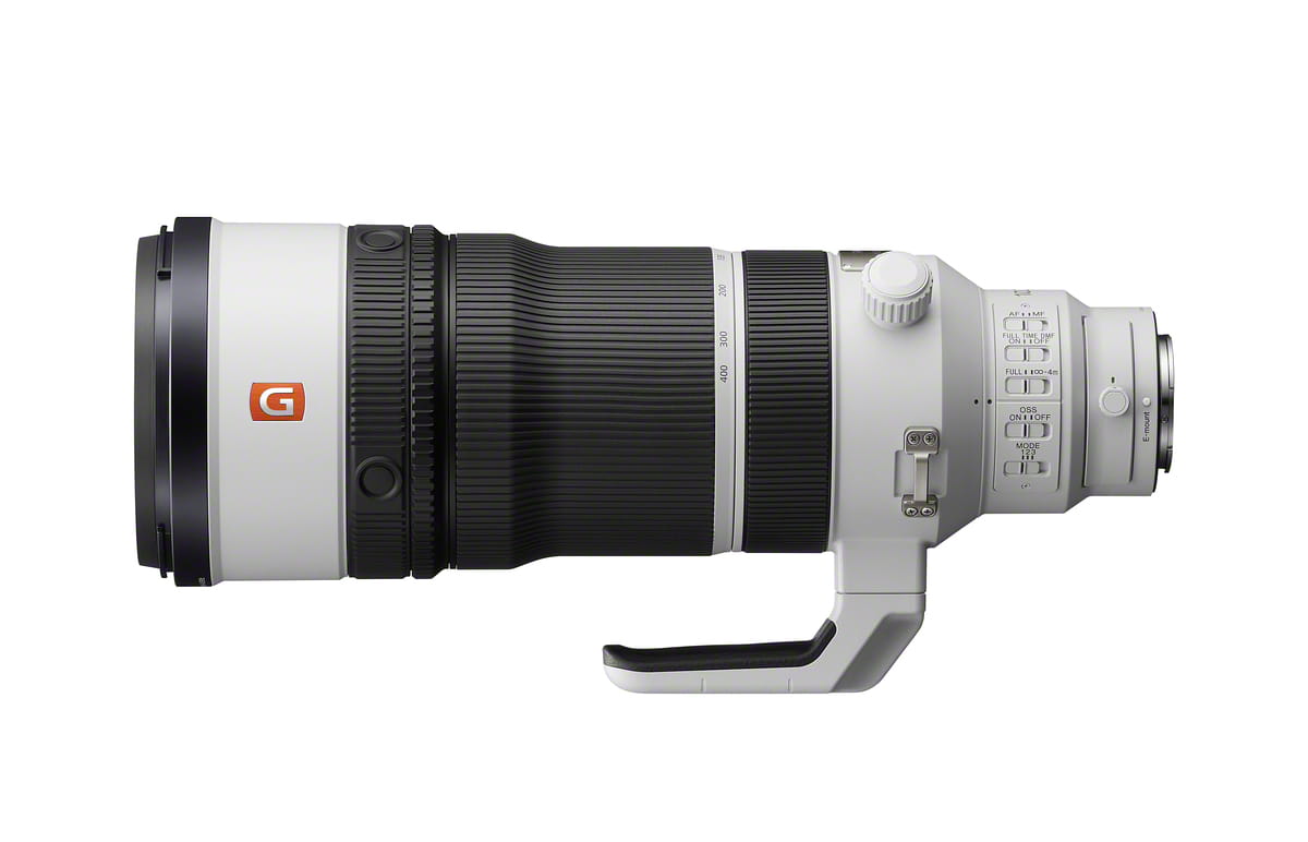 Sony FE 100–400mm F4.5 GM OSS in schräger Seitenansicht mit Stativschelle und Zoomring