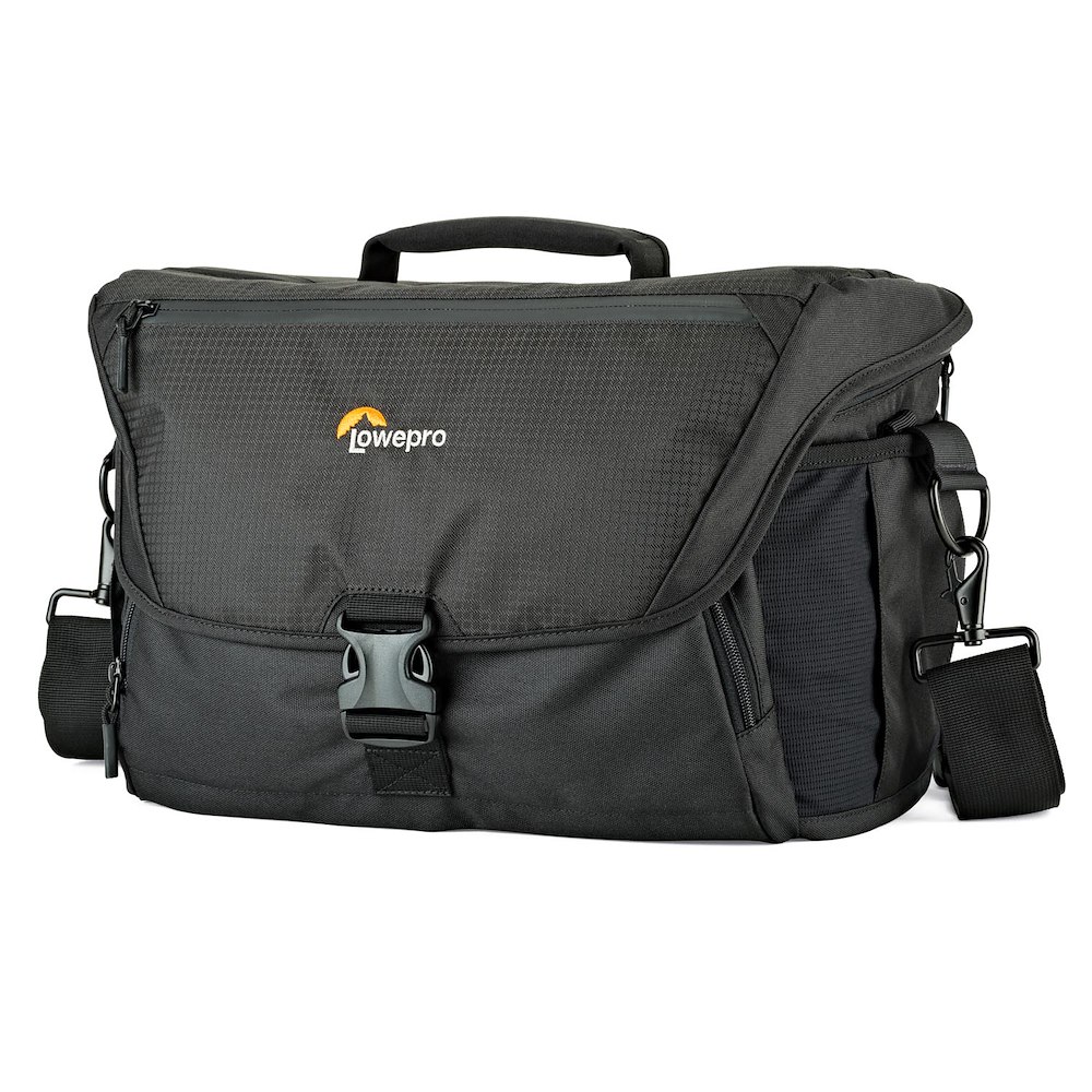 Lowepro Nova 200 AW II Schultertasche in Schwarz, Vorderansicht mit Überschlag, Schnalle, Tragegriff und Schultergurt