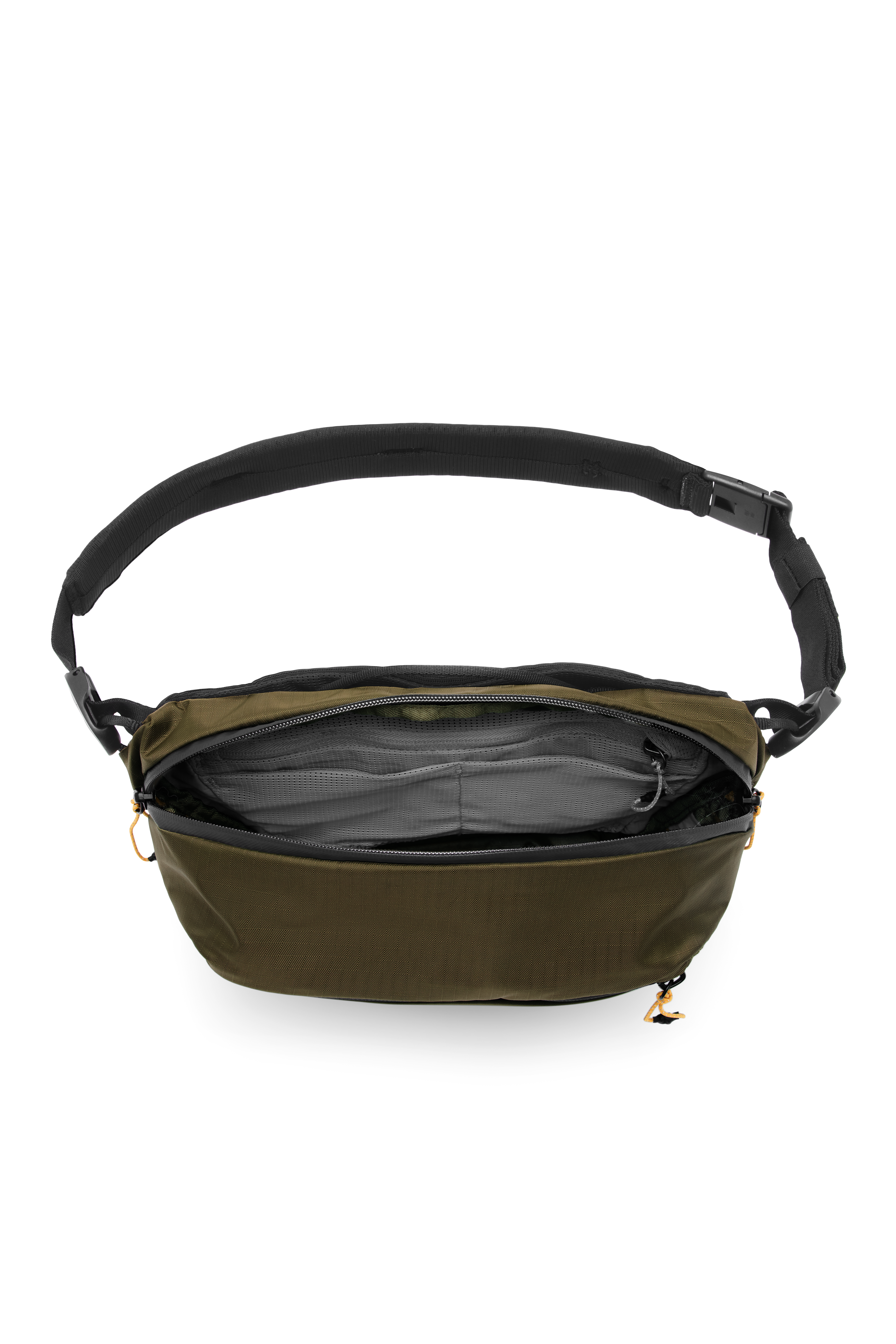 Peak Design Outdoor Sling 4L (kelp) – geöffnete Draufsicht mit Innenfächern und organisiertem Stauraum für Zubehör