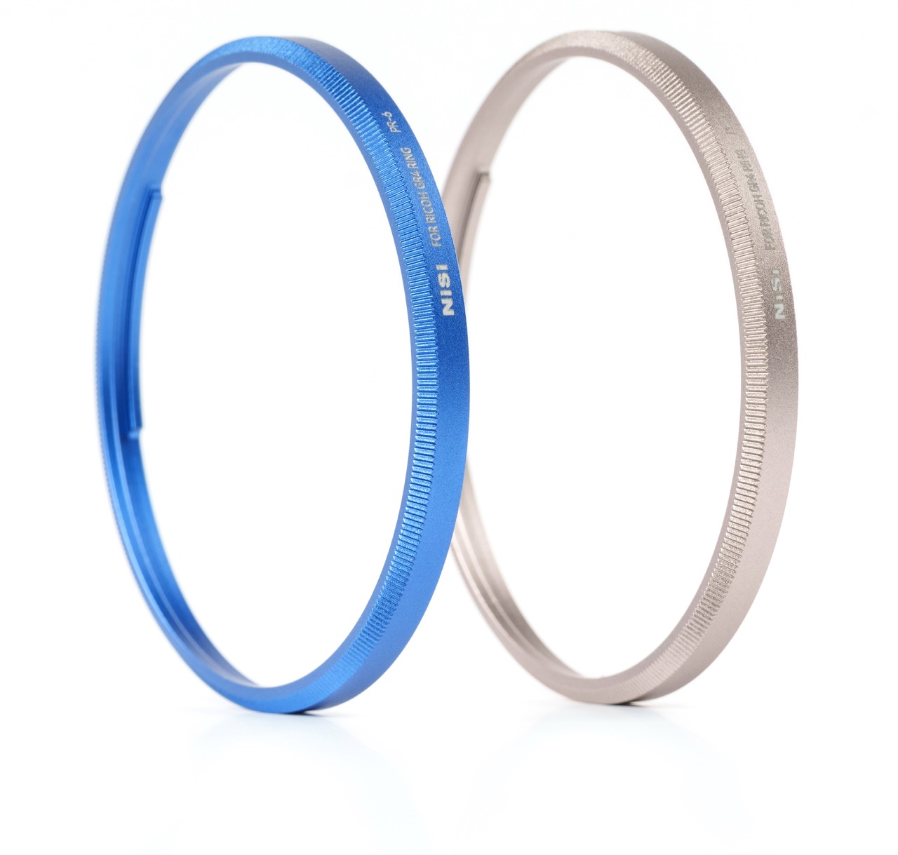 NiSi Ring Cap Kit für Ricoh GR IV mit Ringkappen in Titangrau und Königsblau, Detailansicht der gerändelten Oberfläche