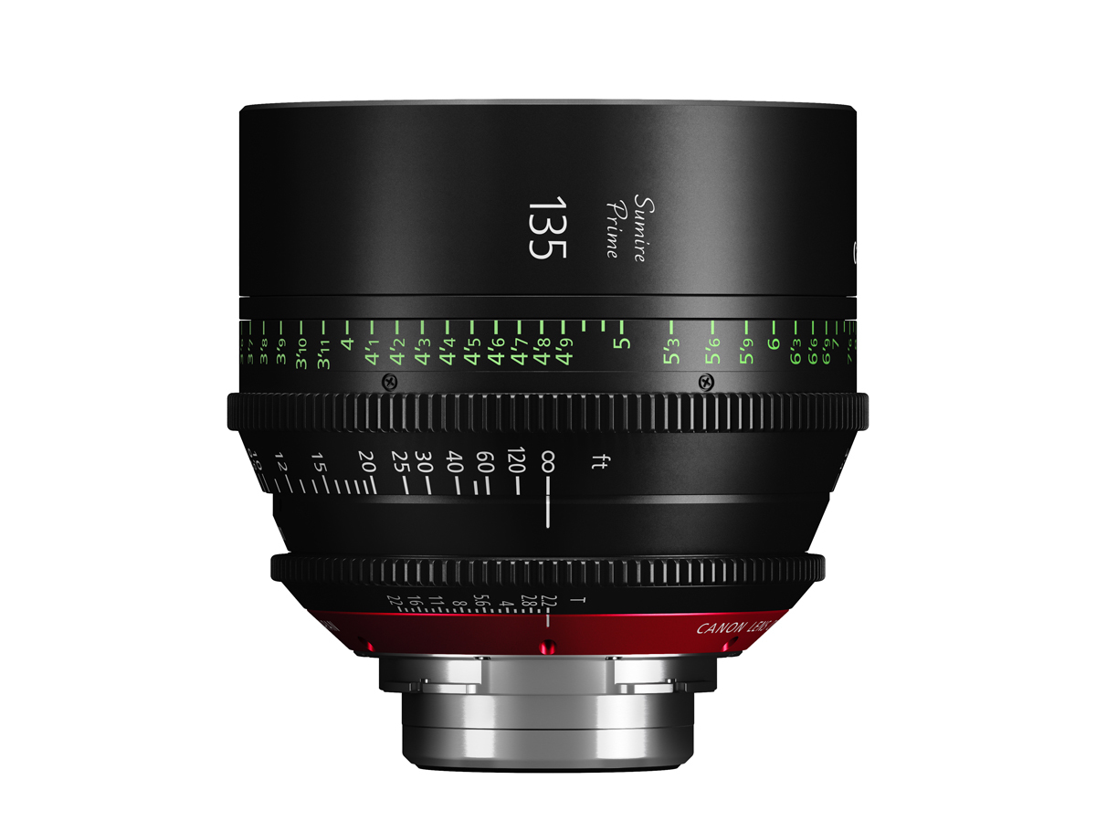Canon CN-E 135 mm T2.2 FP X Sumire Prime Cine-Objektiv in Vorderansicht mit Fokus- und Blendenmarkierungen.