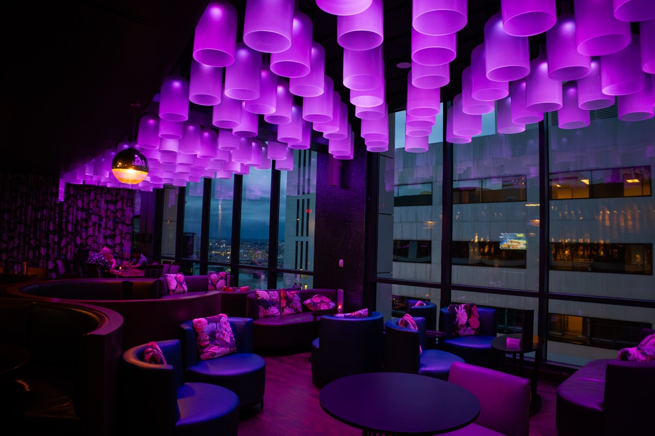 Optimierter Lounge-Innenraum mit violetter Deckenbeleuchtung, klareren Details und ausgewogener Belichtung