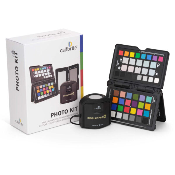 Calibrite ColorChecker Photo Kit – schräge Ansicht von Farbkarte und Display Pro HL neben Verpackung