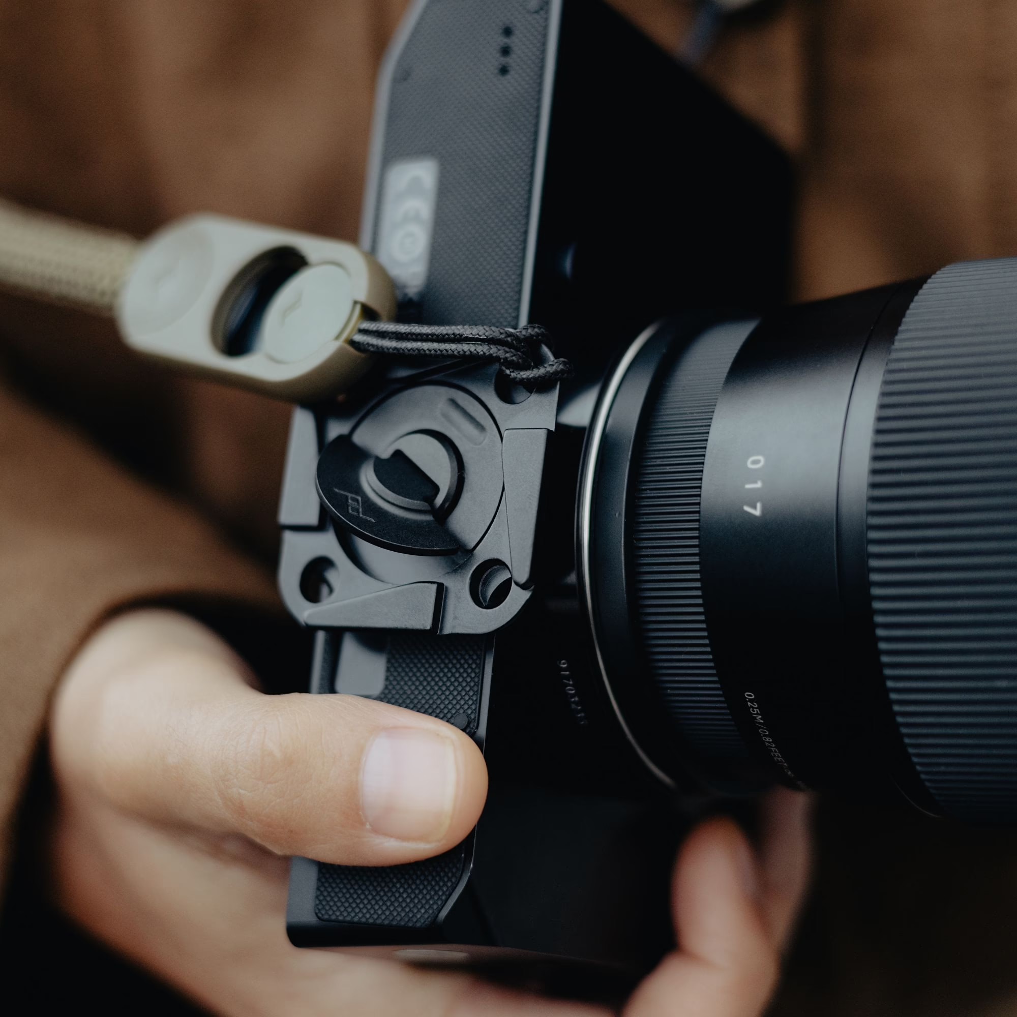 Field Plate - Arca-Schnellwechselplatte mit integrierter Schraubhilfe Peak Design Field Plate – an Kamera montierte Arca-Schnellwechselplatte mit Befestigungsschlaufe