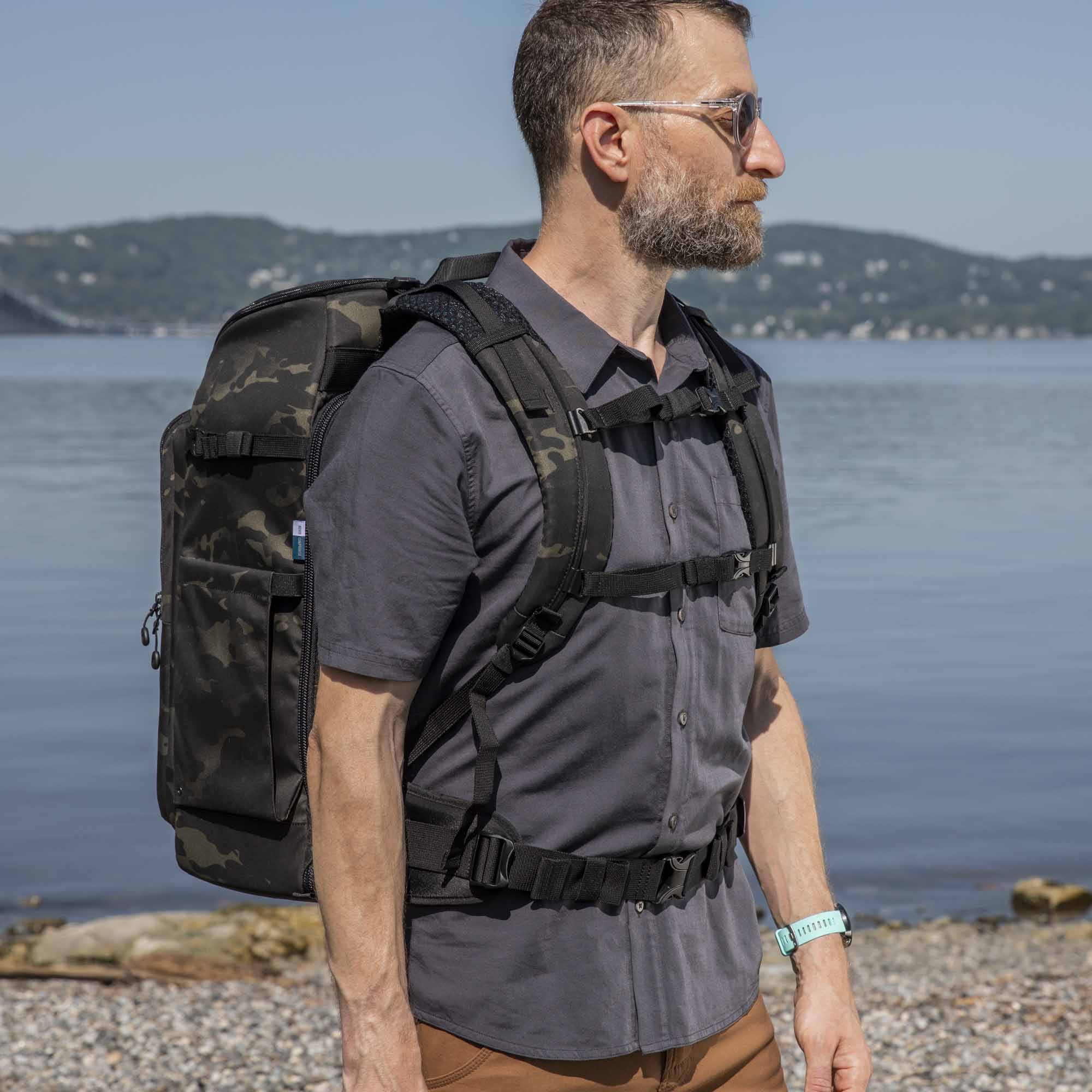 Tenba Axis V2 32L Rucksack in MultiCamo und Schwarz, Lifestyle Bild mit Fokus auf die Gurte 