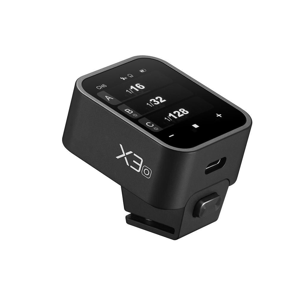 Godox X3 TTL Transmitter für OM-System in schräger Ansicht mit Touchdisplay und Bedientasten auf der Oberseite