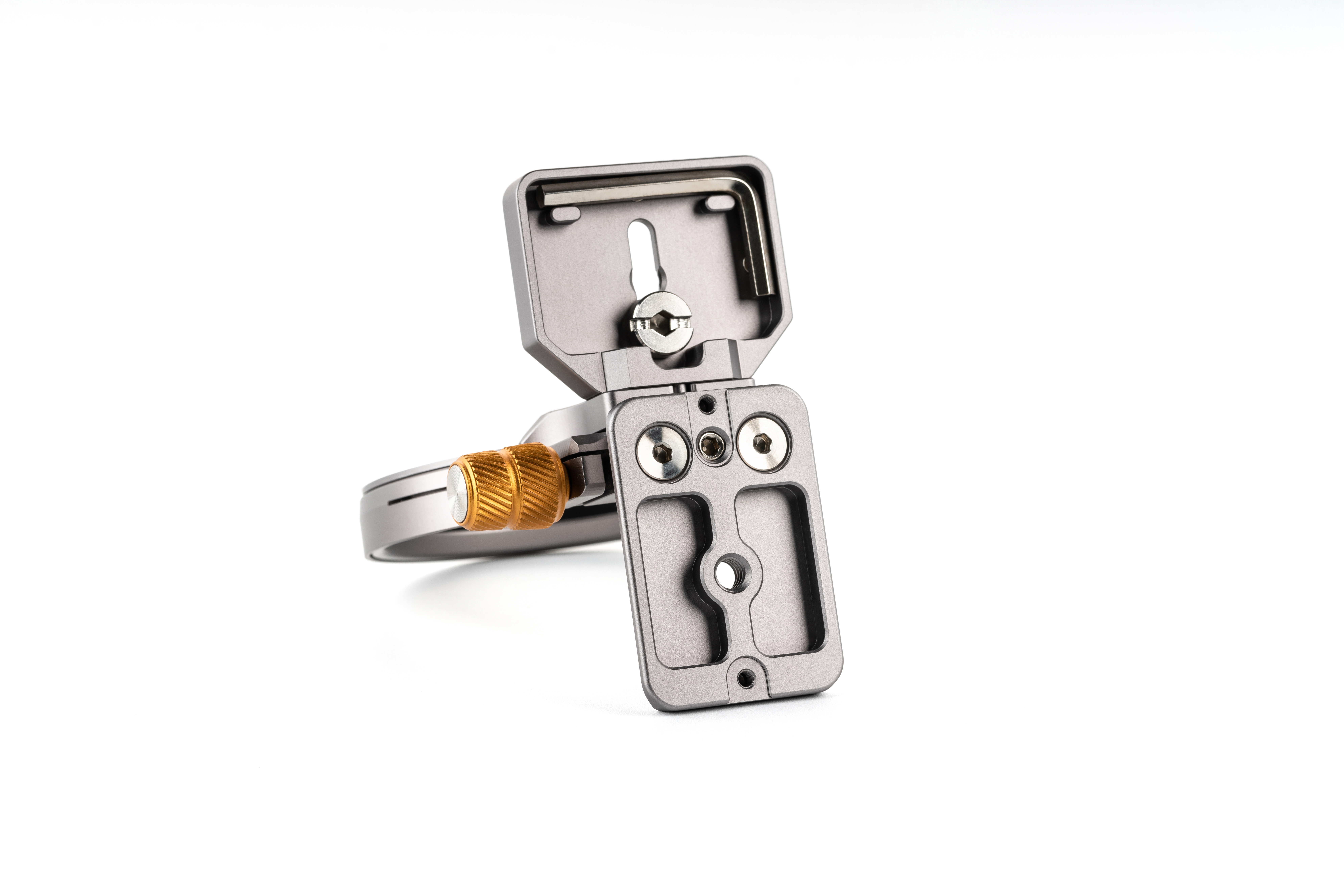 NiSi Wizard Bracket W-63 – Rückseite der Montageplatte mit Schrauben und Arca-Swiss Aufnahme