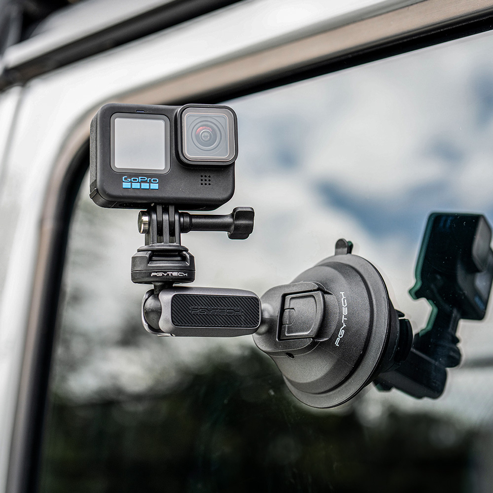 PGYTech Saugnapf-Wagenhalterung mit montierter GoPro Actionkamera an einer Fahrzeugscheibe im Einsatz.