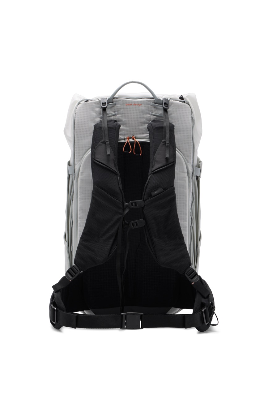 Outdoor Backpack 45L (cloud) Peak Design Outdoor Backpack mit 45 Litern Fassungsvermögen in der Farbe Weiß, Rückseite