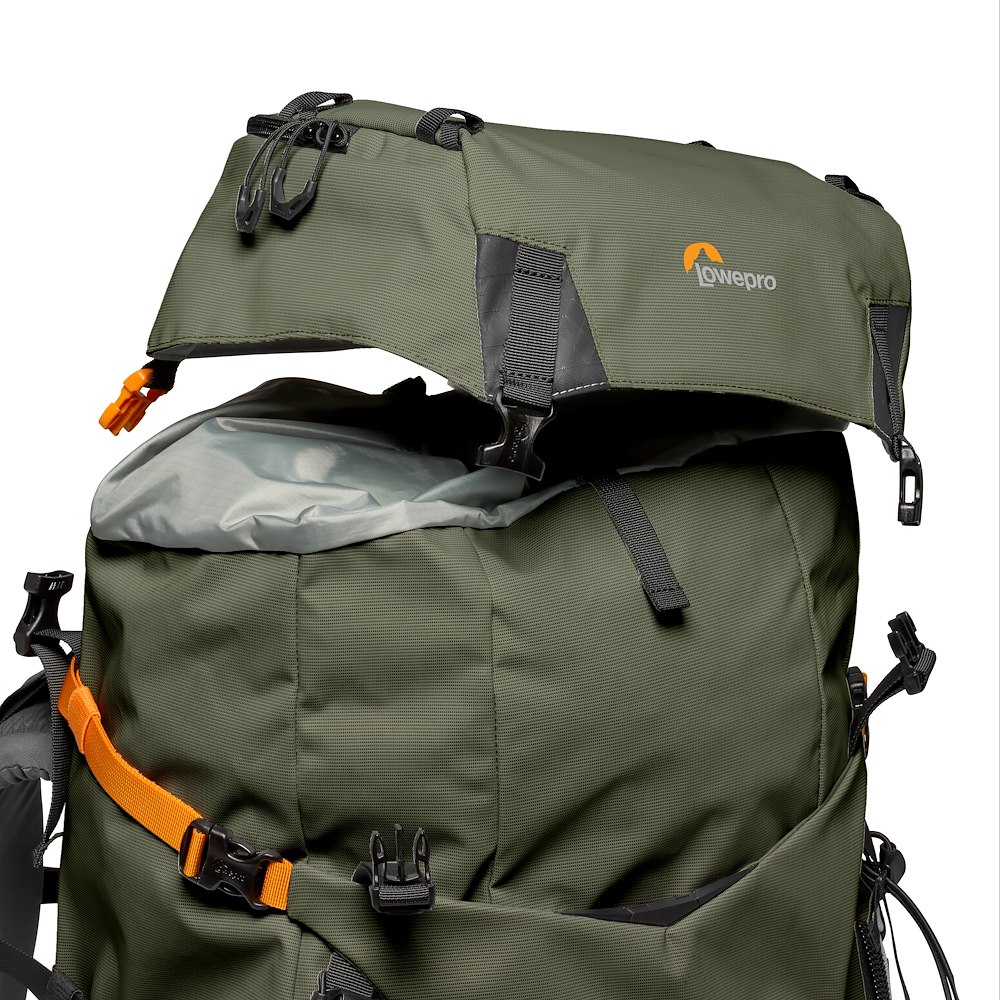 Lowepro PhotoSport Pro 70L AW IV M-L – obere Öffnung mit aufgeklappter Deckelklappe und Zugriff auf Hauptfach