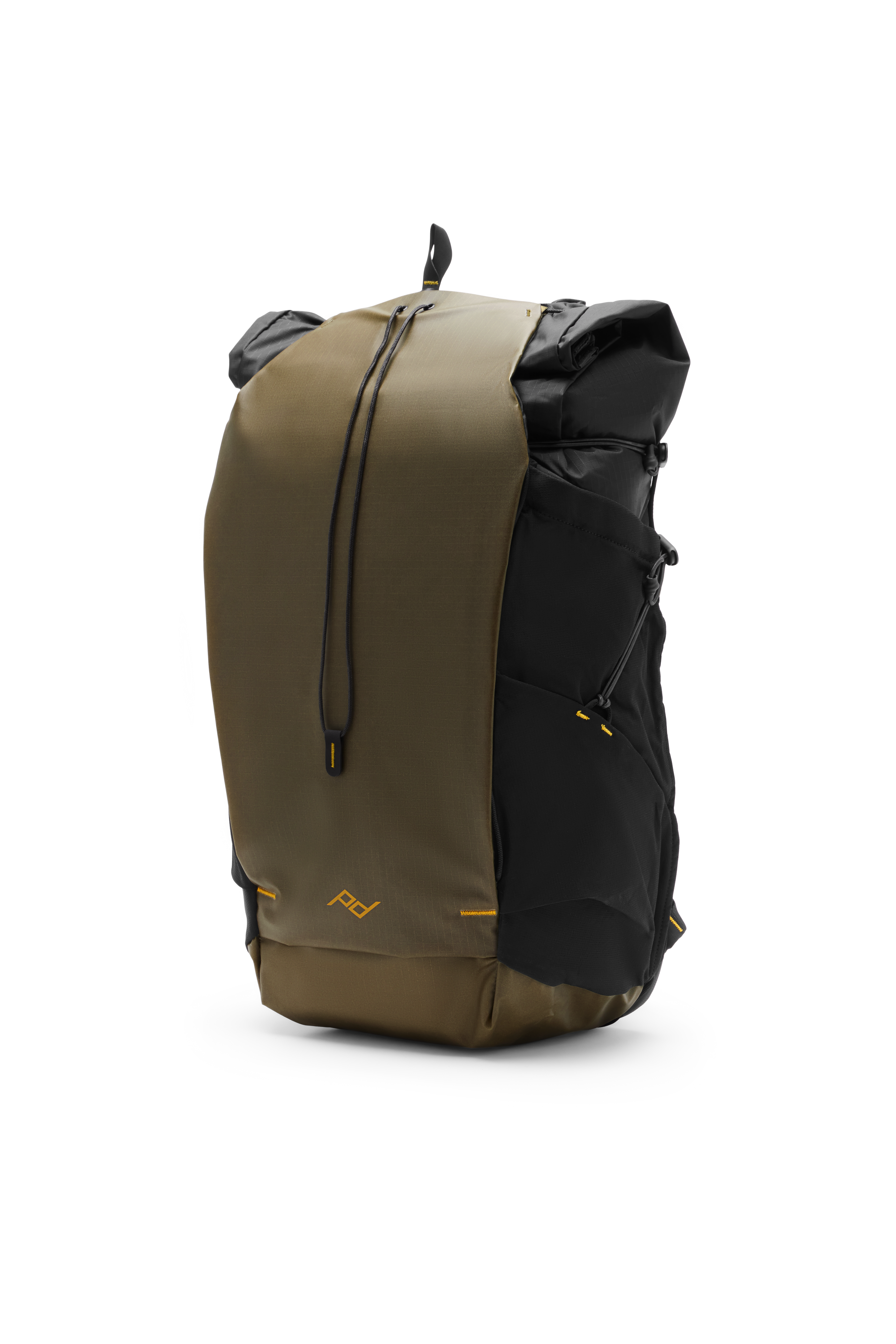 Peak Design Outdoor Backpack 45L (kelp) – schräge Ansicht mit seitlichen Taschen und komprimierbarem Aufbau