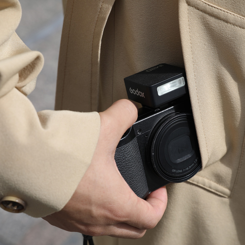 Godox iM20 Blitz – kompakter Kamerablitz in Jackentasche, Detailansicht mit sichtbarem Aufsteckfuß