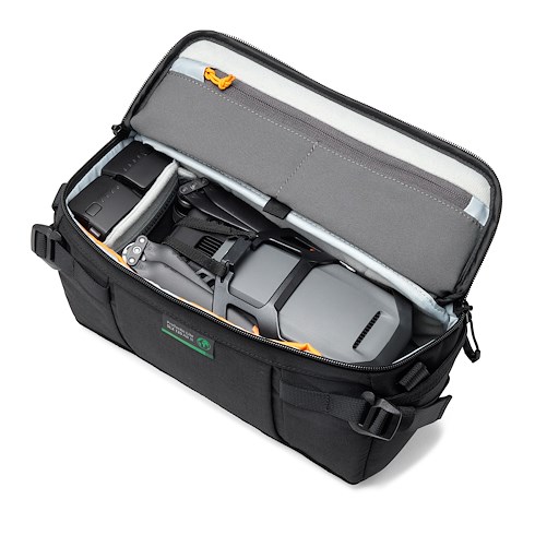 Lowepro ProTactic Lite SLX 120 AW III geöffnet mit eingesetzter Kamera und Objektiven in gepolsterten Fächern
