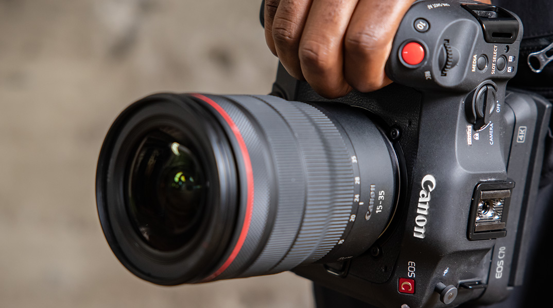 Detailansicht der Canon EOS C70 Cinema-Kamera mit RF-Objektiv und Bedienelementen